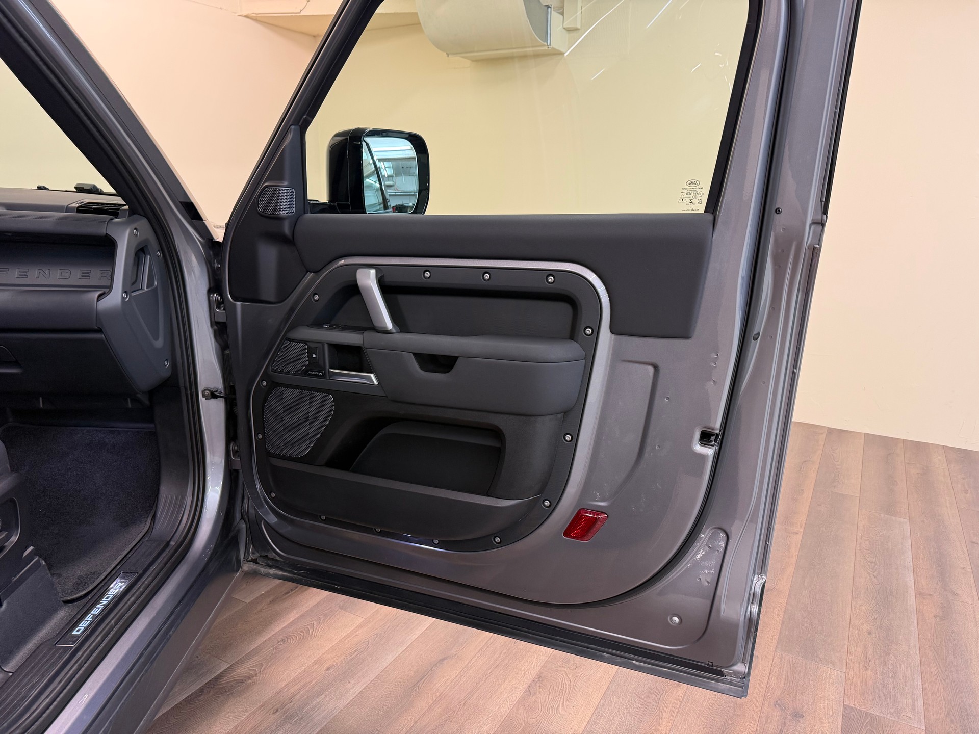 LAND ROVER Defender 90 P300 Si4 X-Dynamic SE AT8-image-24