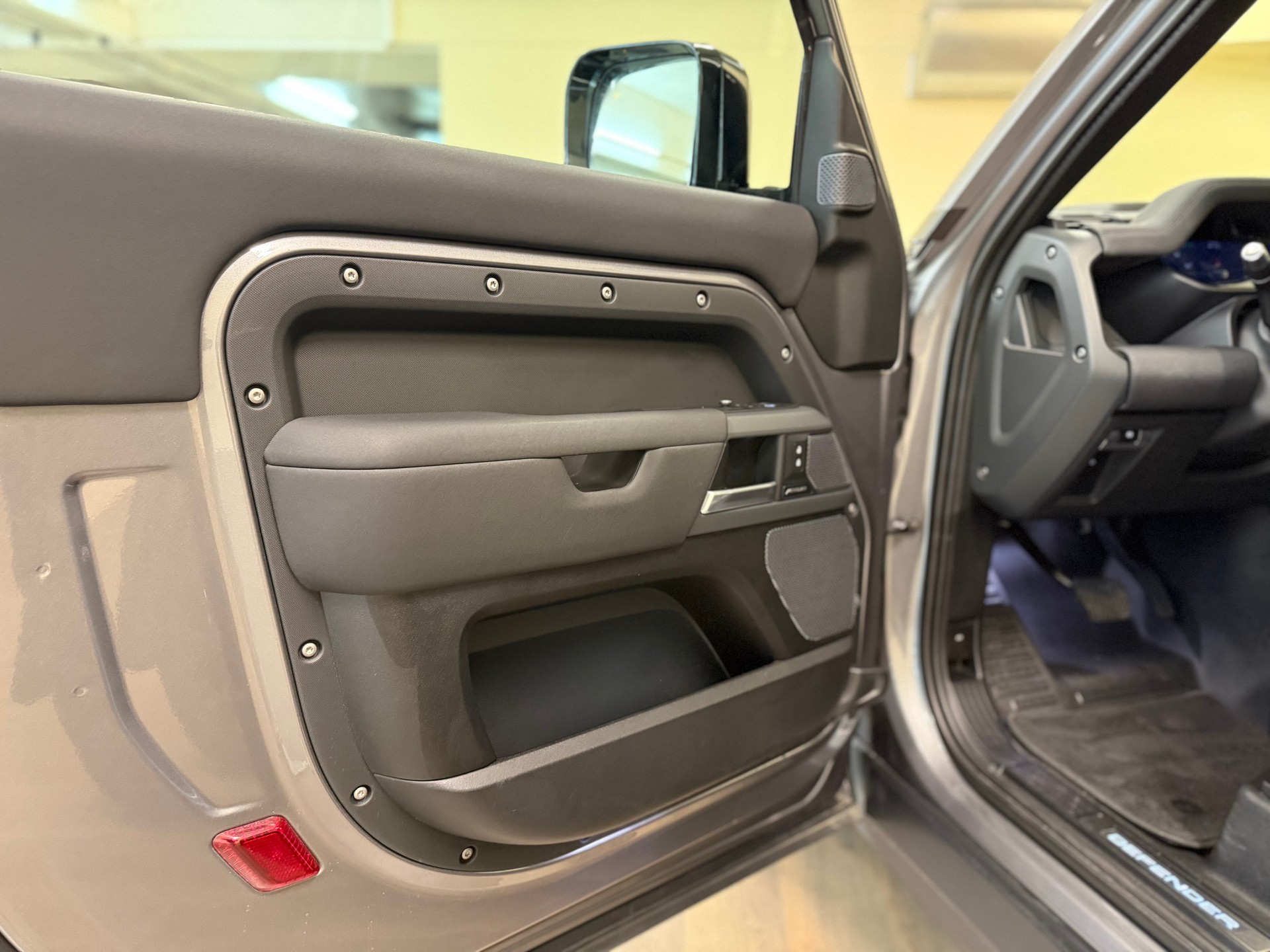 LAND ROVER Defender 90 P300 Si4 X-Dynamic SE AT8-image-13