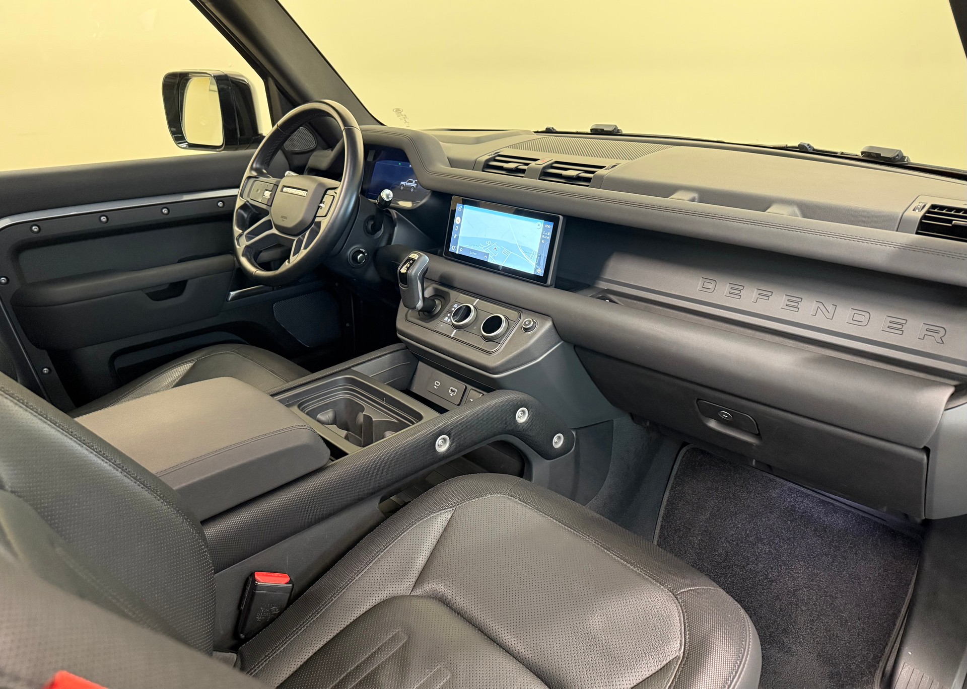 LAND ROVER Defender 90 P300 Si4 X-Dynamic SE AT8-image-26
