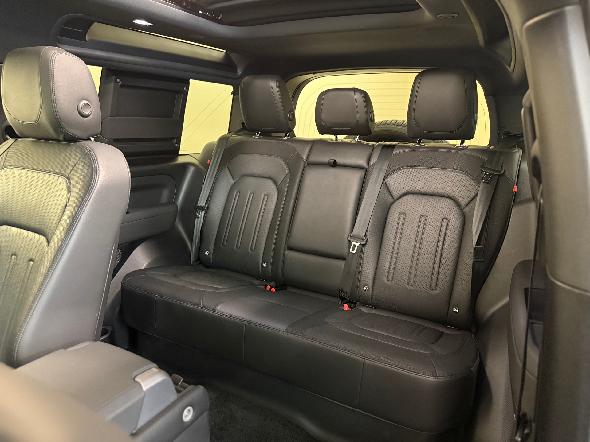 LAND ROVER Defender 90 P300 Si4 X-Dynamic SE AT8-image-28