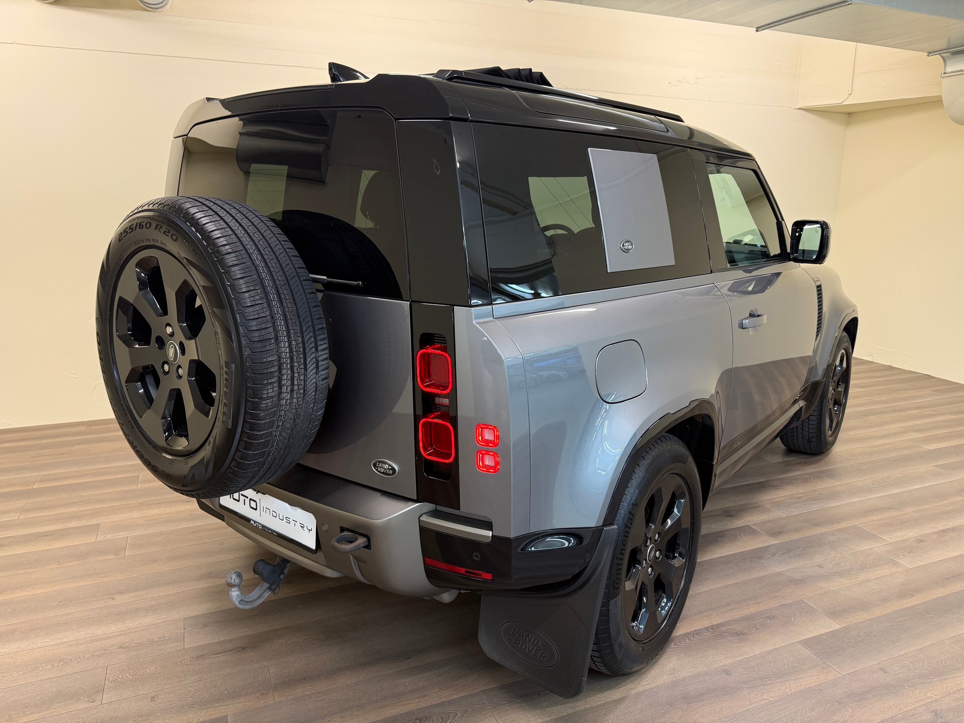 LAND ROVER Defender 90 P300 Si4 X-Dynamic SE AT8-image-4