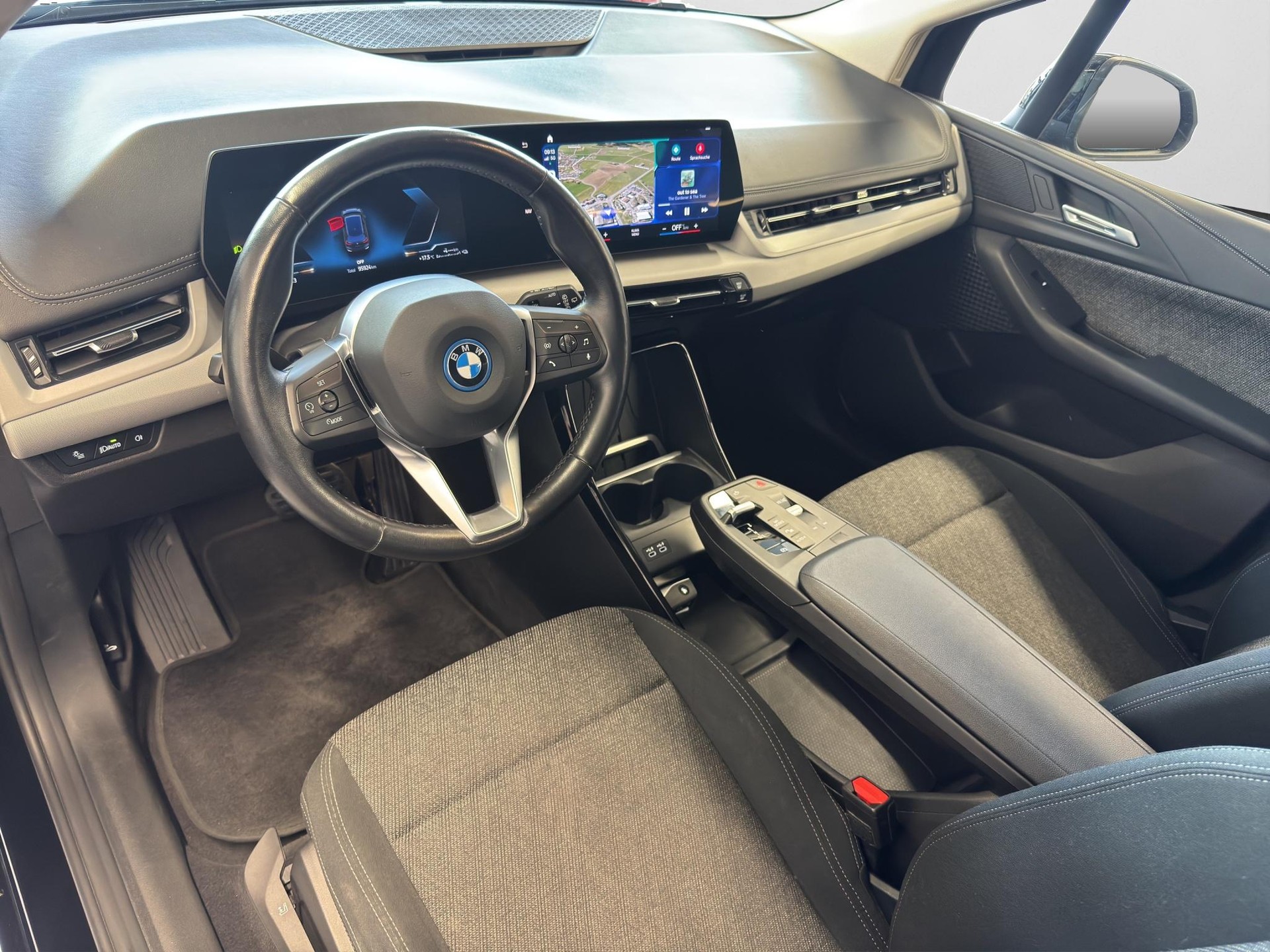 BMW 225e xDrive Active Tourer-image-7