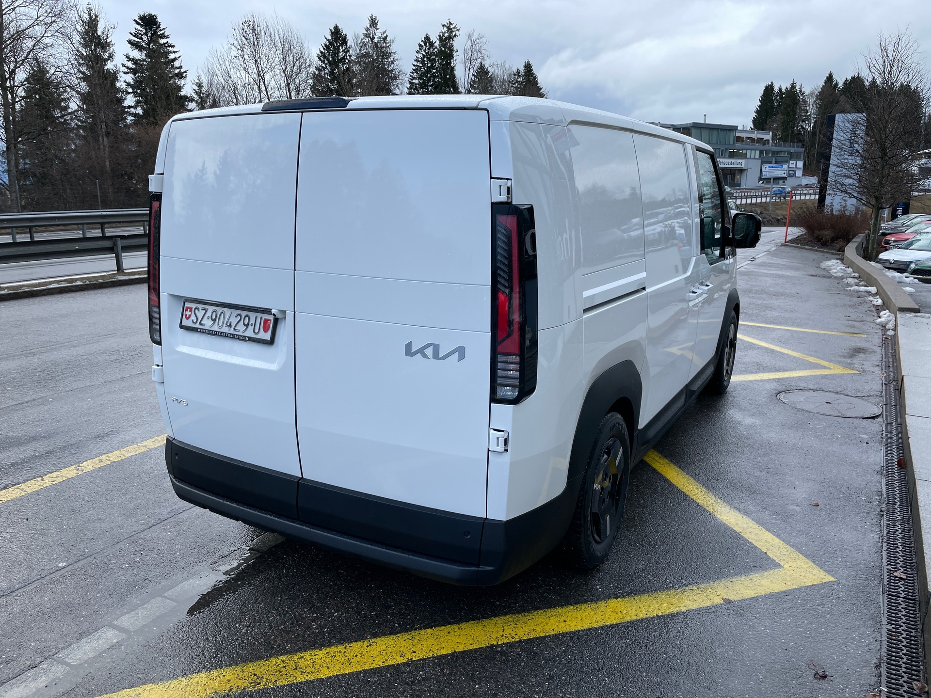 KIA PV5 Cargo 51.2 kWh Essential-image-5
