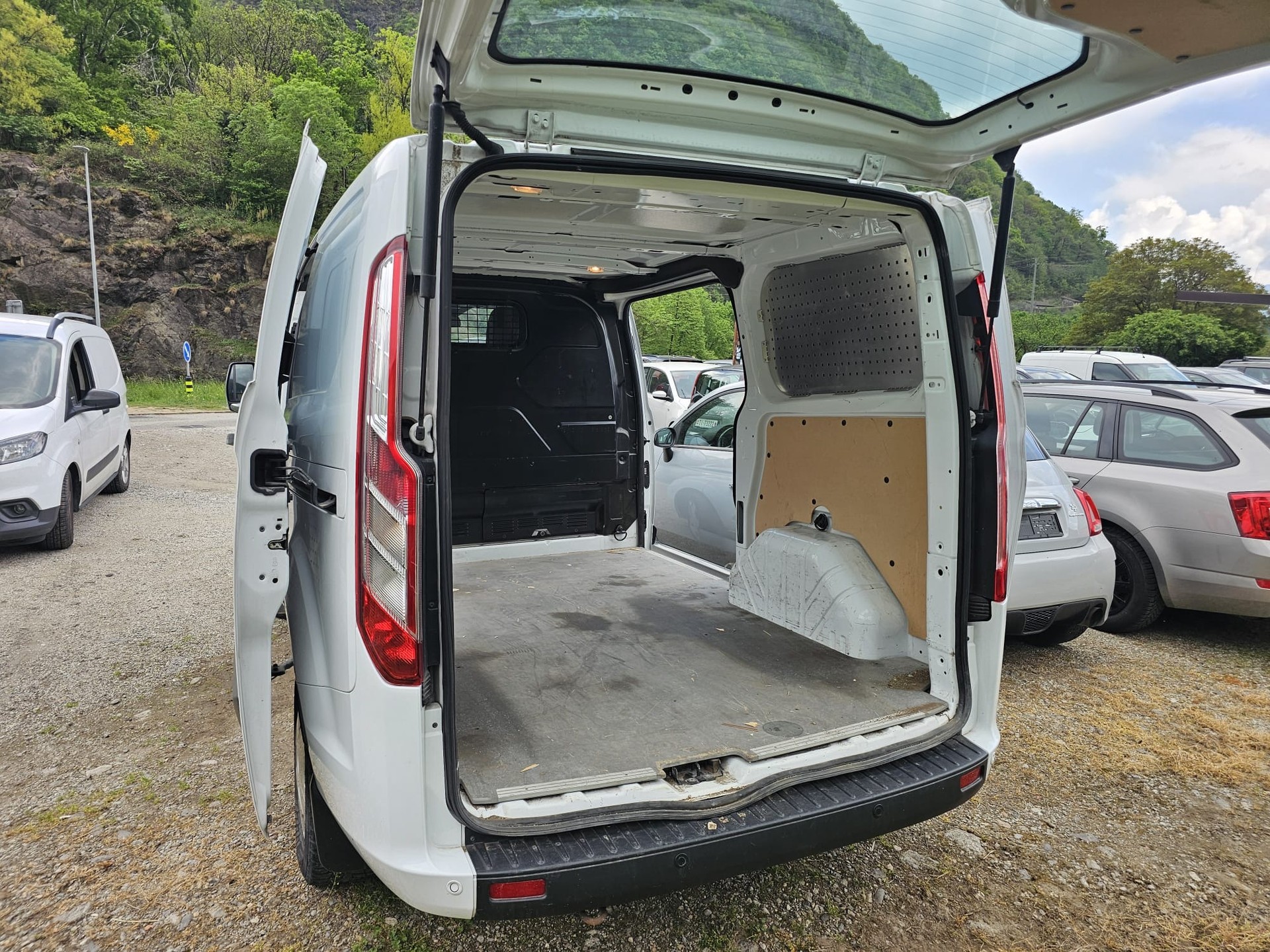 FORD Transit Custom Van 320 L1H1 Trend A-image-11