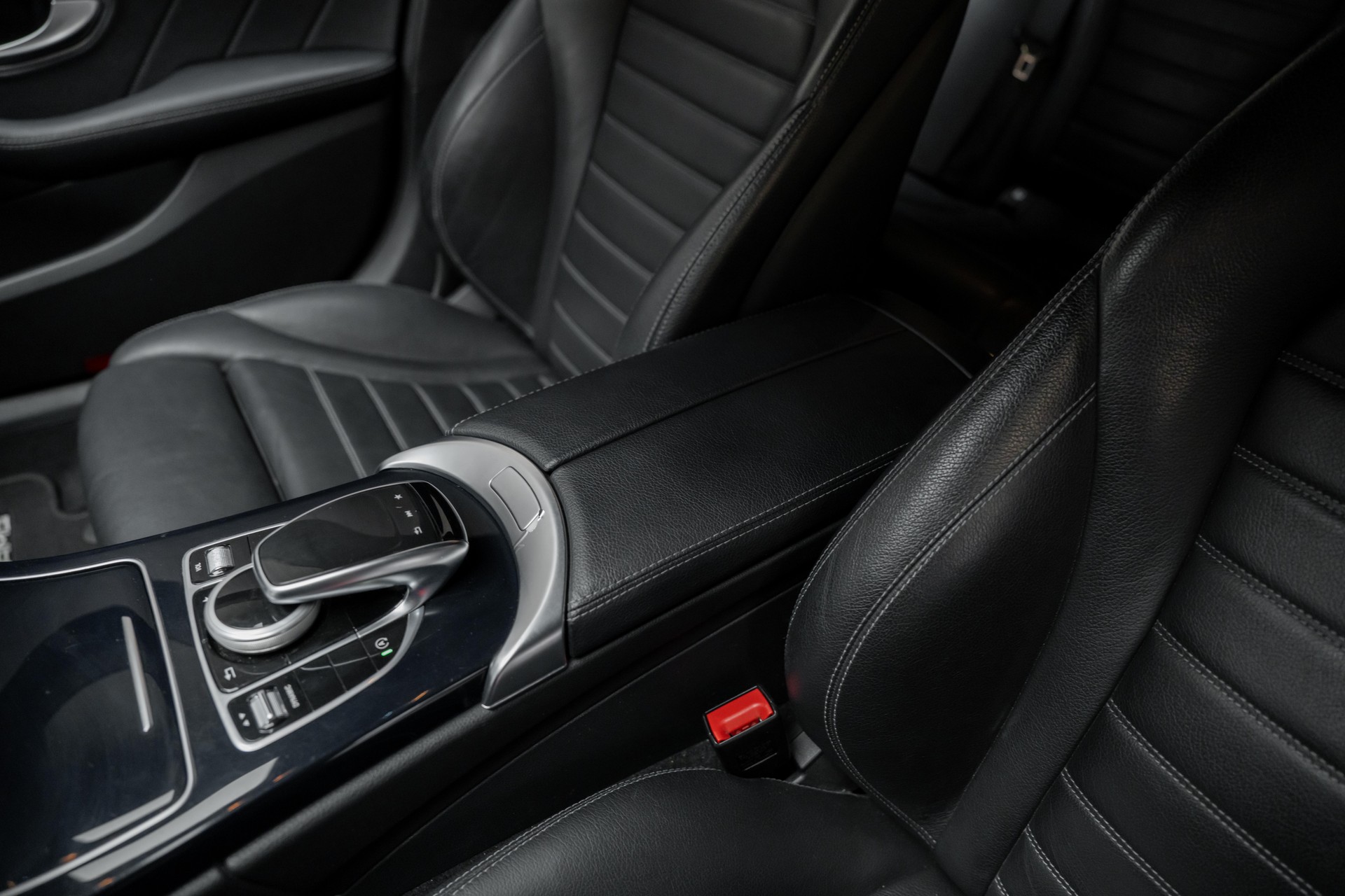 MERCEDES-BENZ C 250 d Swiss Star AMG Line 4Matic 9G-Tronic-image-12