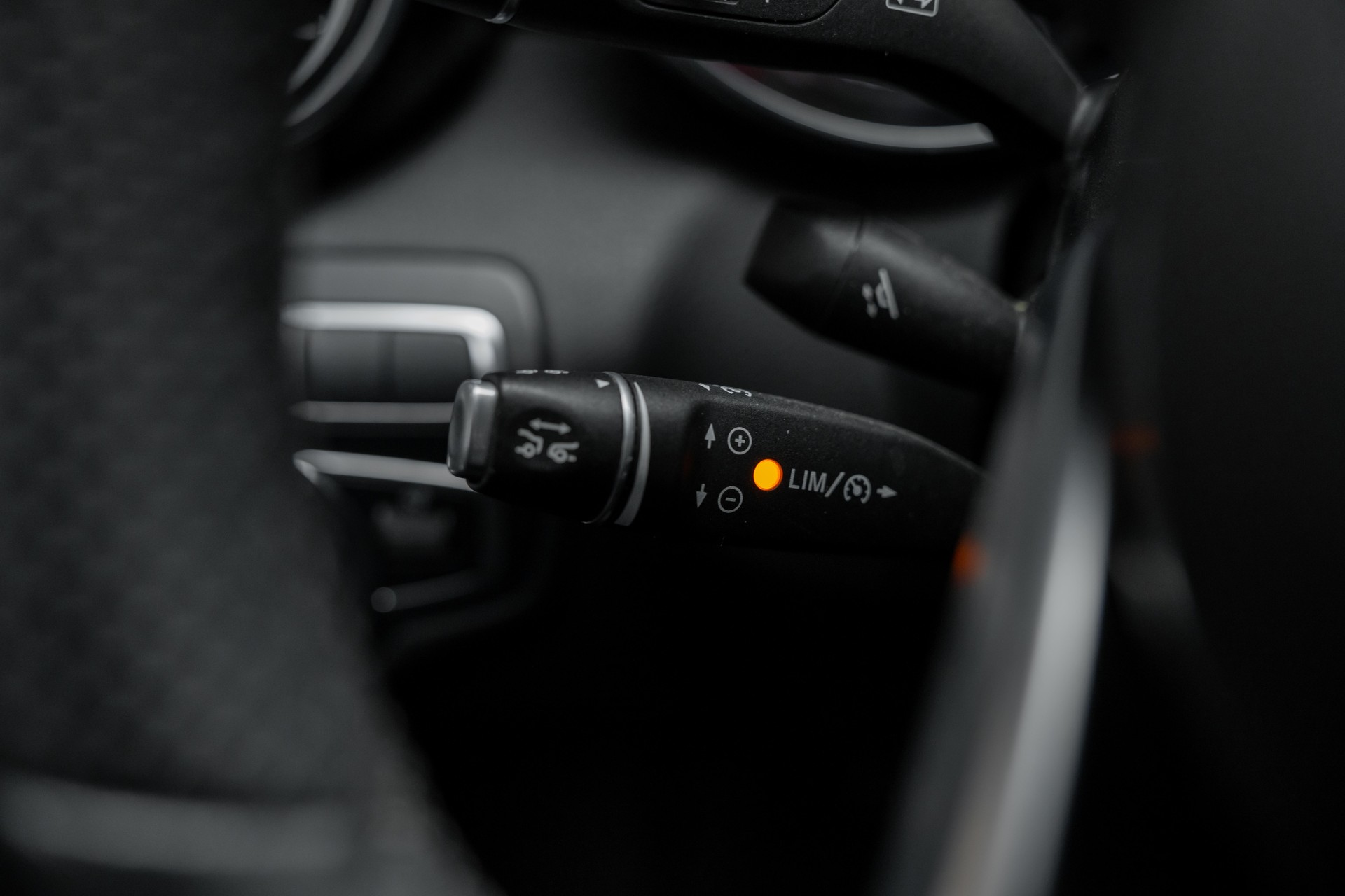 MERCEDES-BENZ C 250 d Swiss Star AMG Line 4Matic 9G-Tronic-image-18