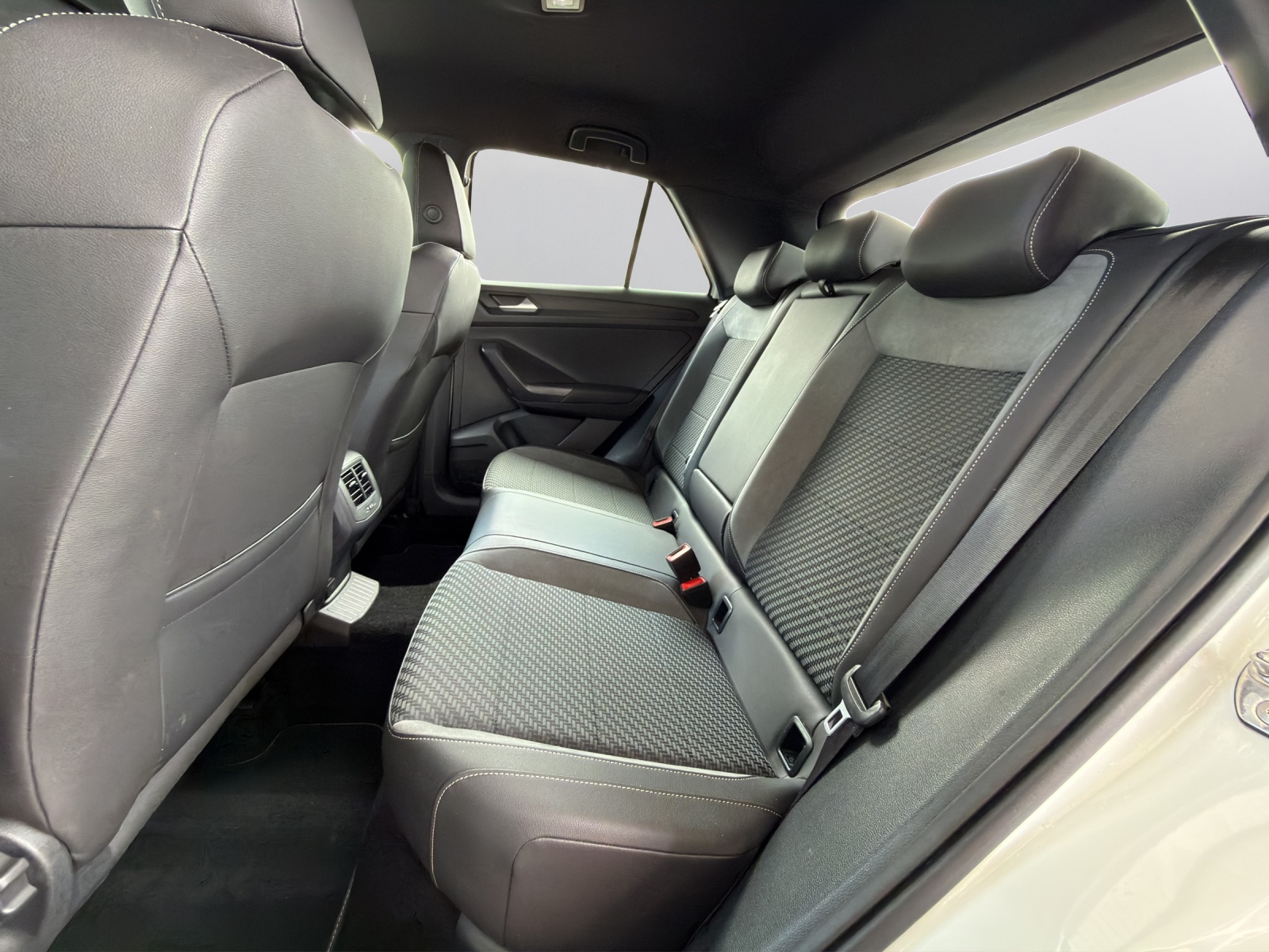 VW T-Roc 2.0 TSI R DSG 4Motion-image-10