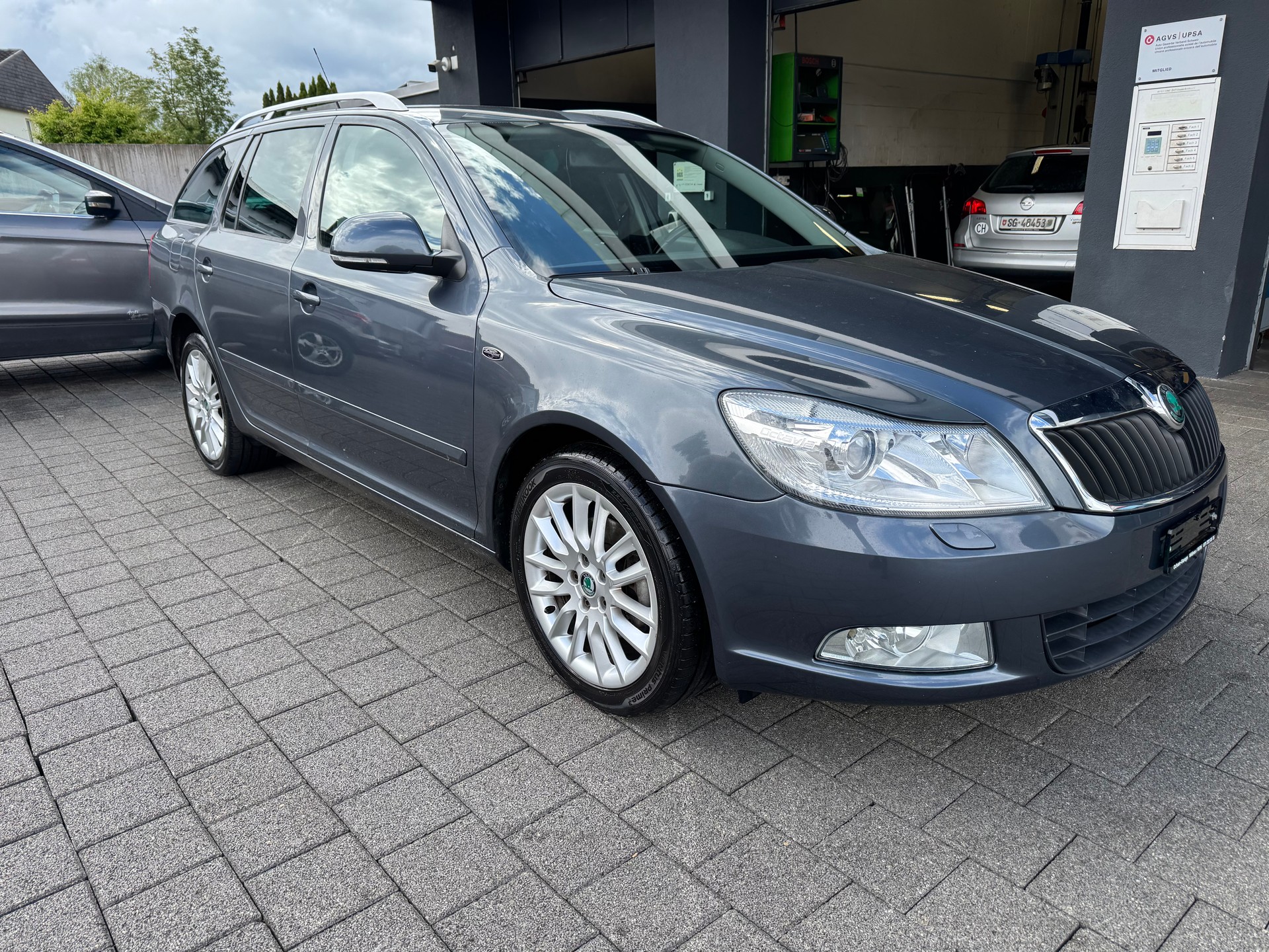 SKODA Octavia Combi 1.8 TSI Laurin & Klement 4x4-image-1