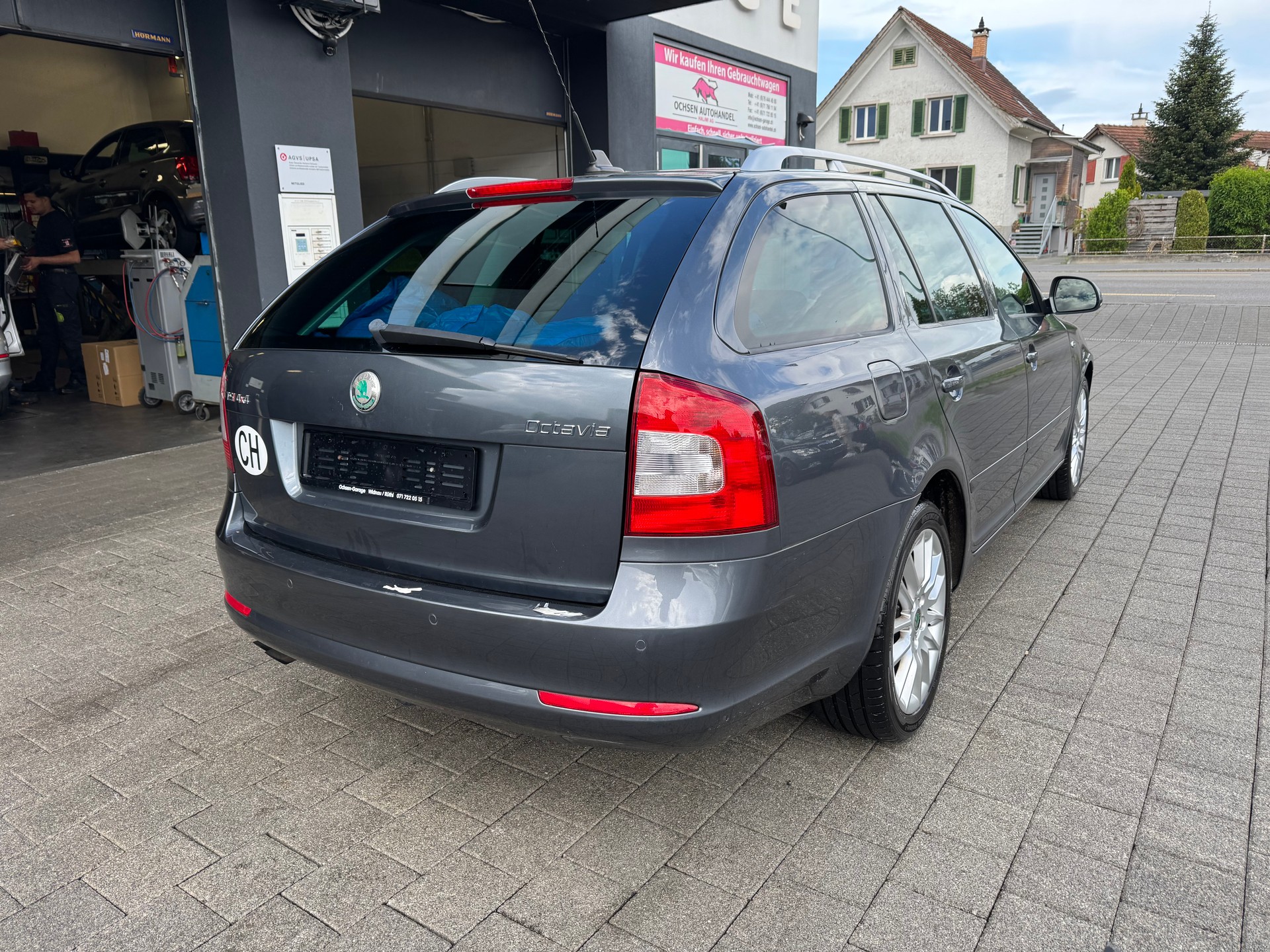 SKODA Octavia Combi 1.8 TSI Laurin & Klement 4x4-image-4