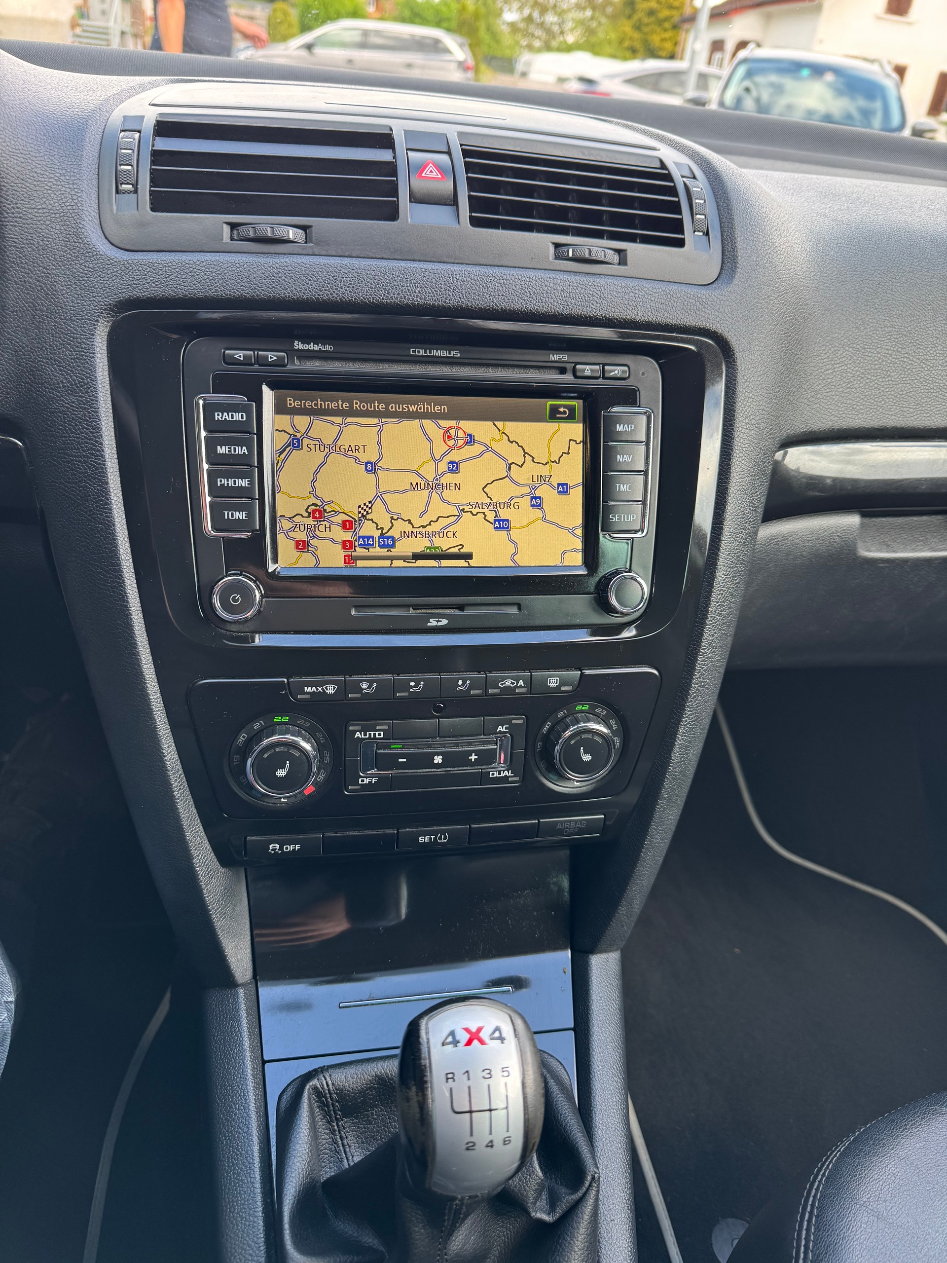 SKODA Octavia Combi 1.8 TSI Laurin & Klement 4x4-image-9