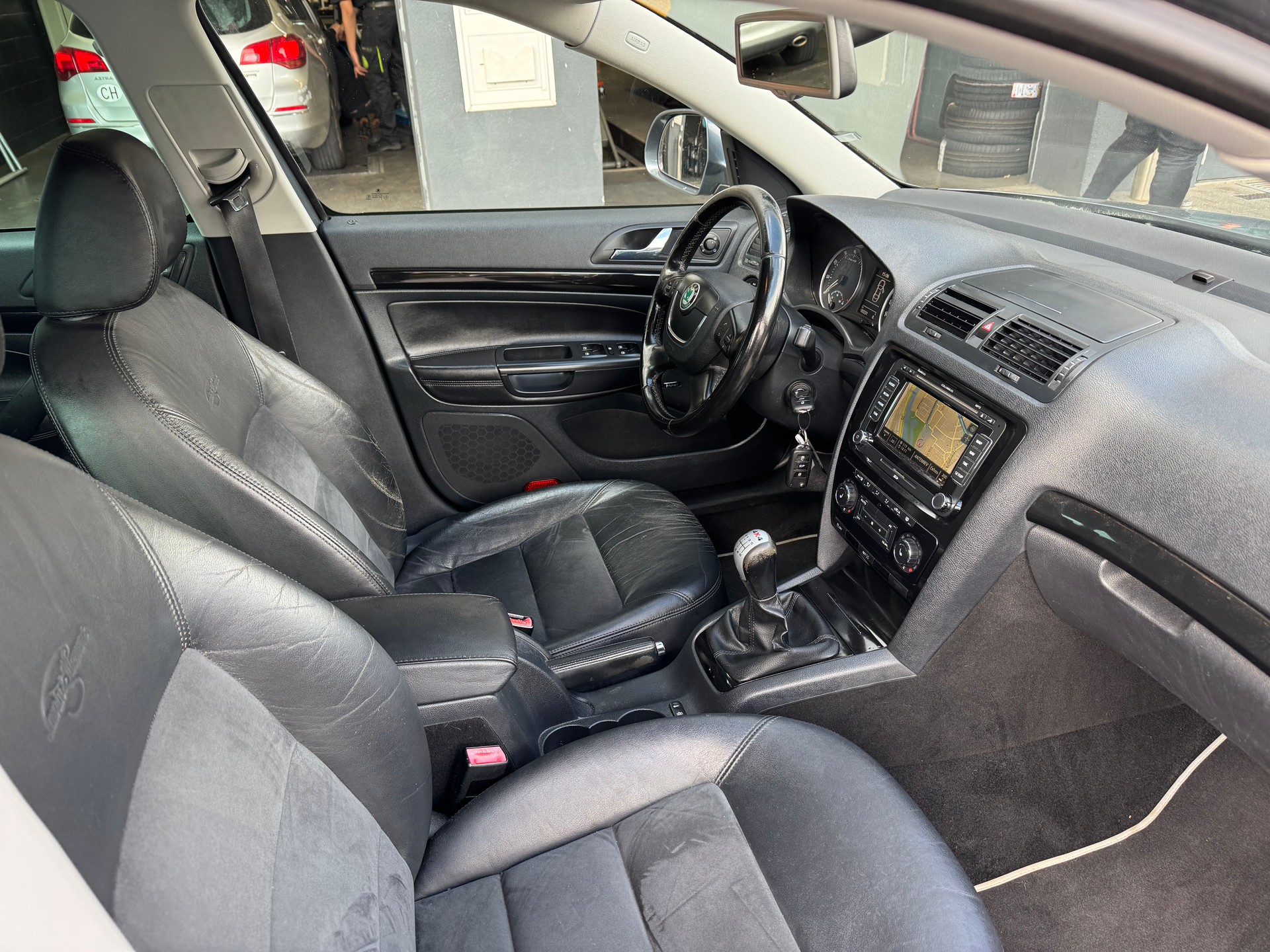 SKODA Octavia Combi 1.8 TSI Laurin & Klement 4x4-image-5