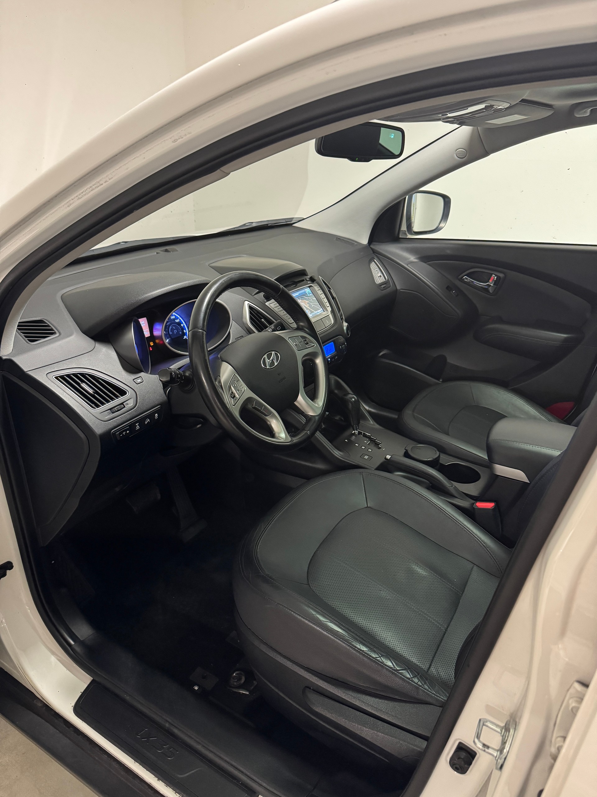 HYUNDAI iX 35 2.0 CRDi Premium 4WD Automatic-image-5