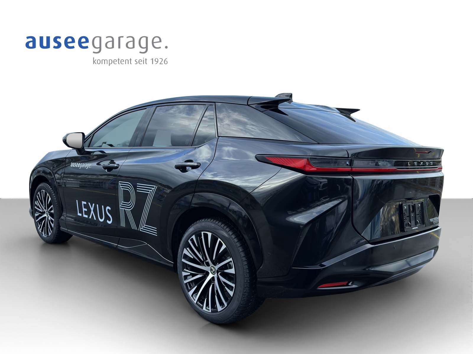 LEXUS RZ 500e Excellence-showroom-element-2