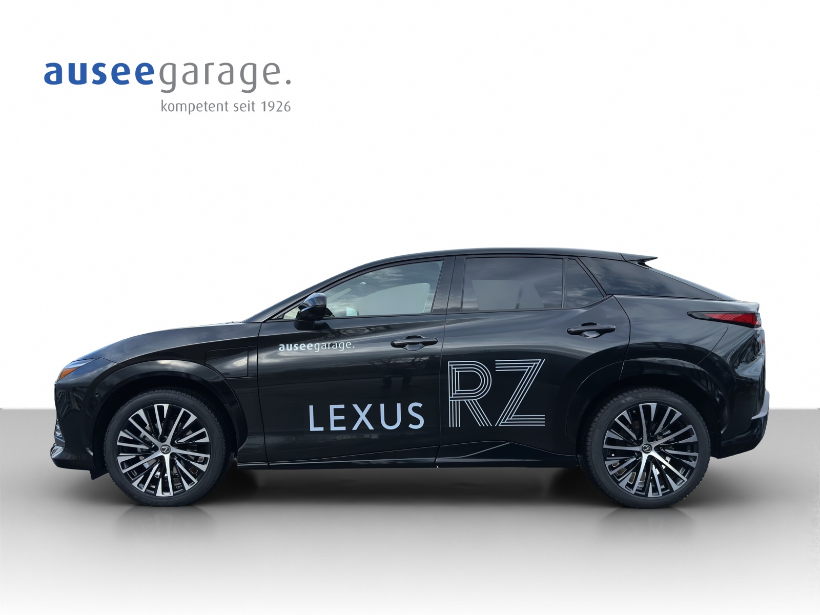 LEXUS RZ 500e Excellence-showroom-element-1