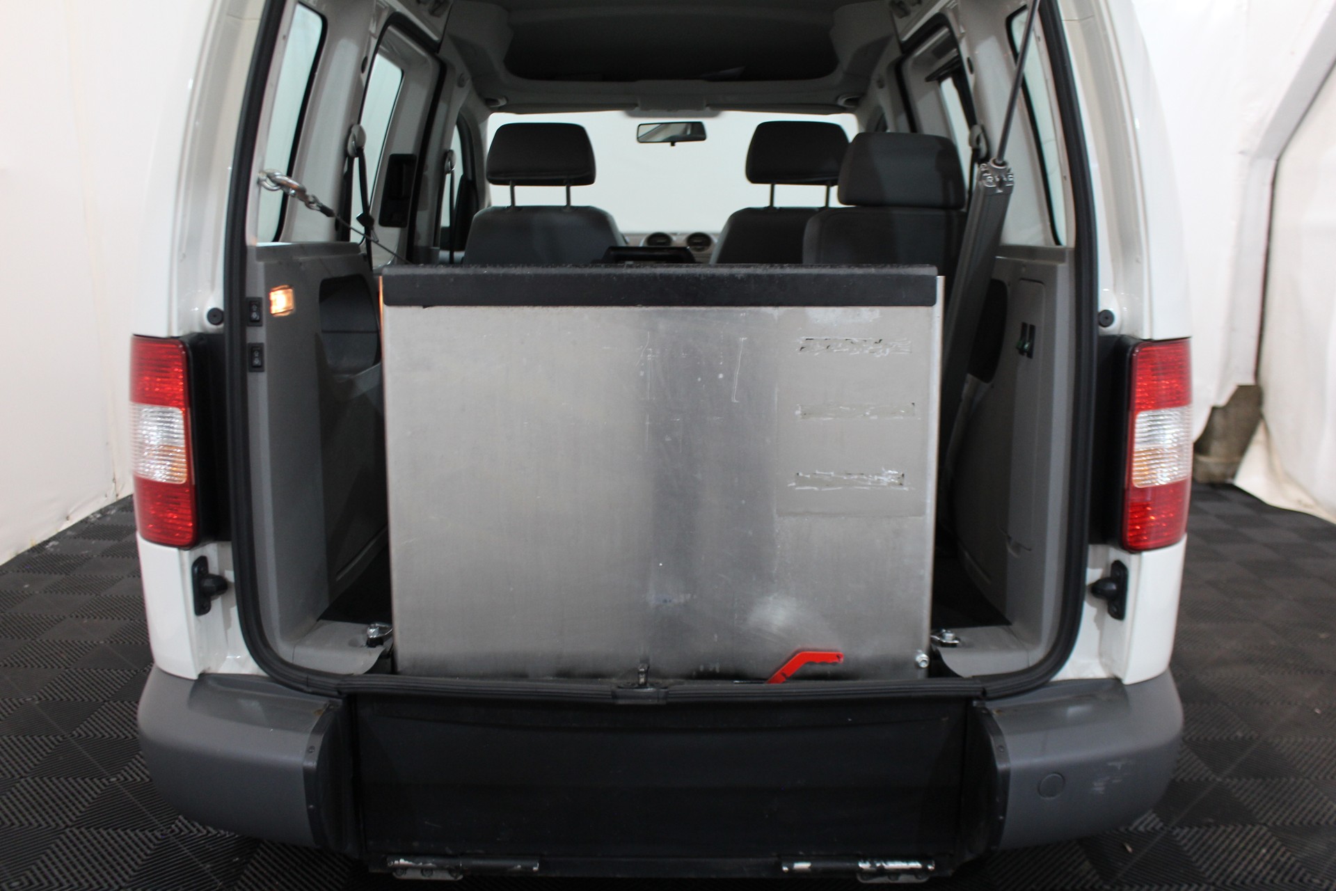 VW Caddy Life 1.9 TDI DSG-image-8