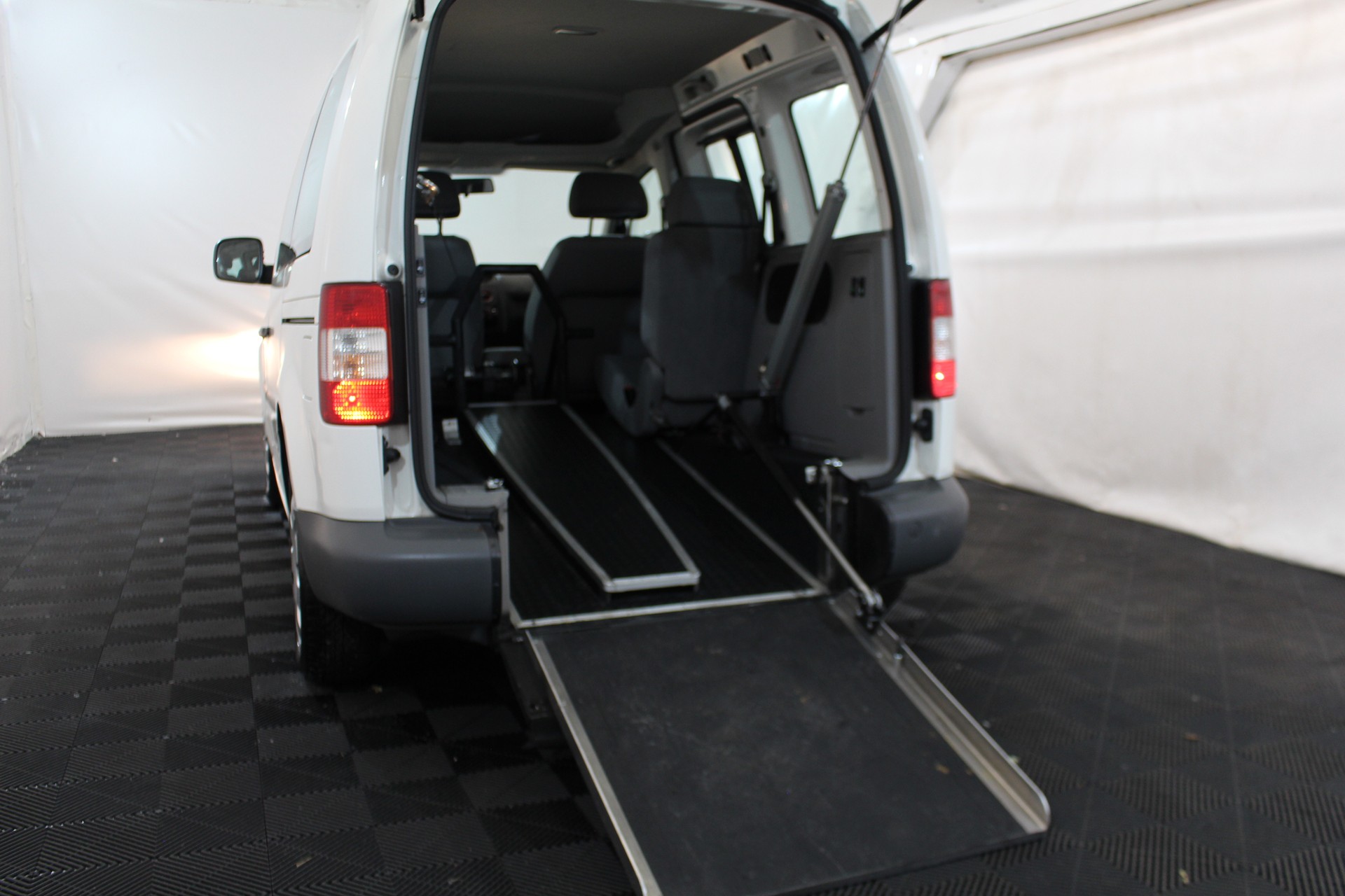 VW Caddy Life 1.9 TDI DSG-image-9