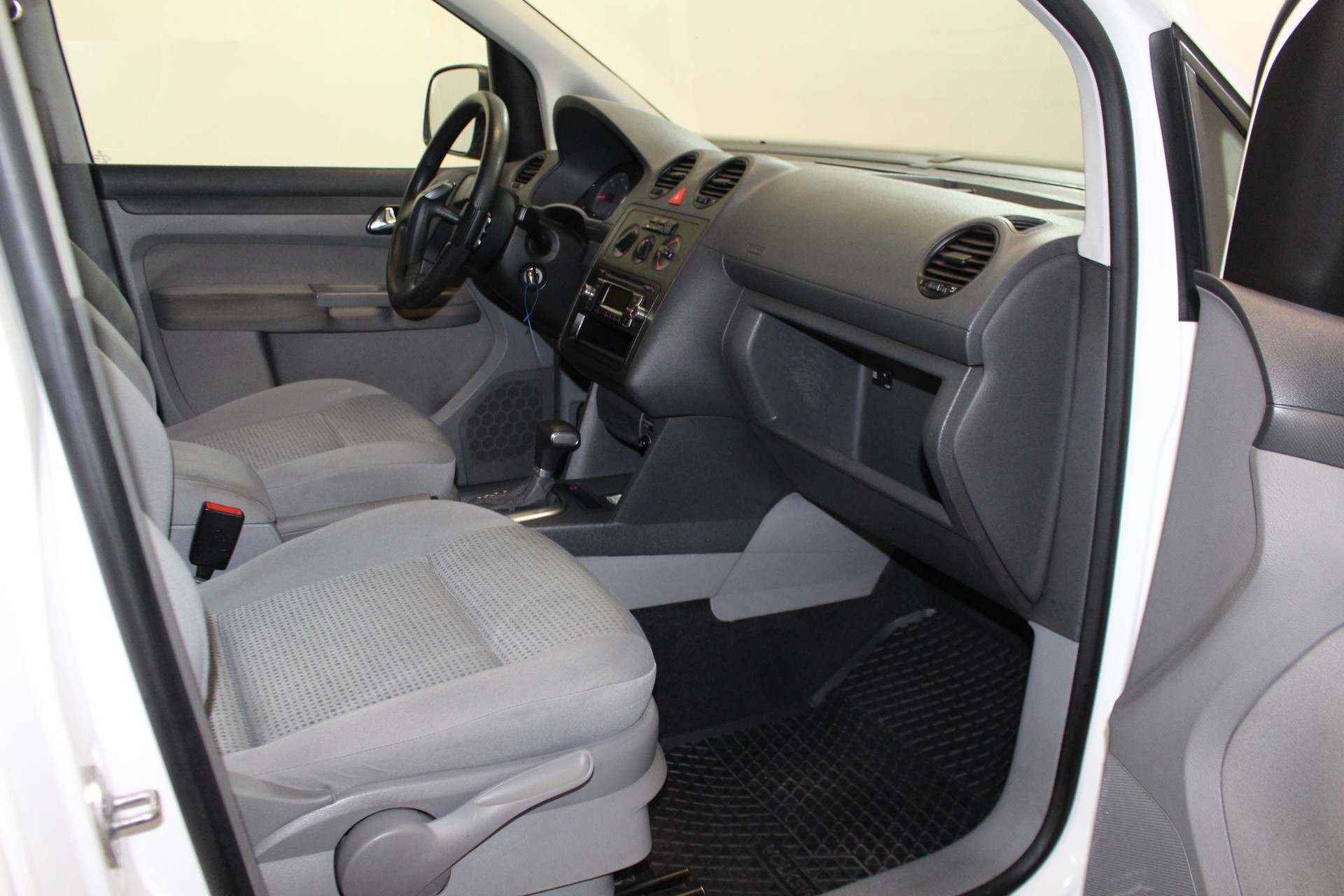 VW Caddy Life 1.9 TDI DSG-image-13