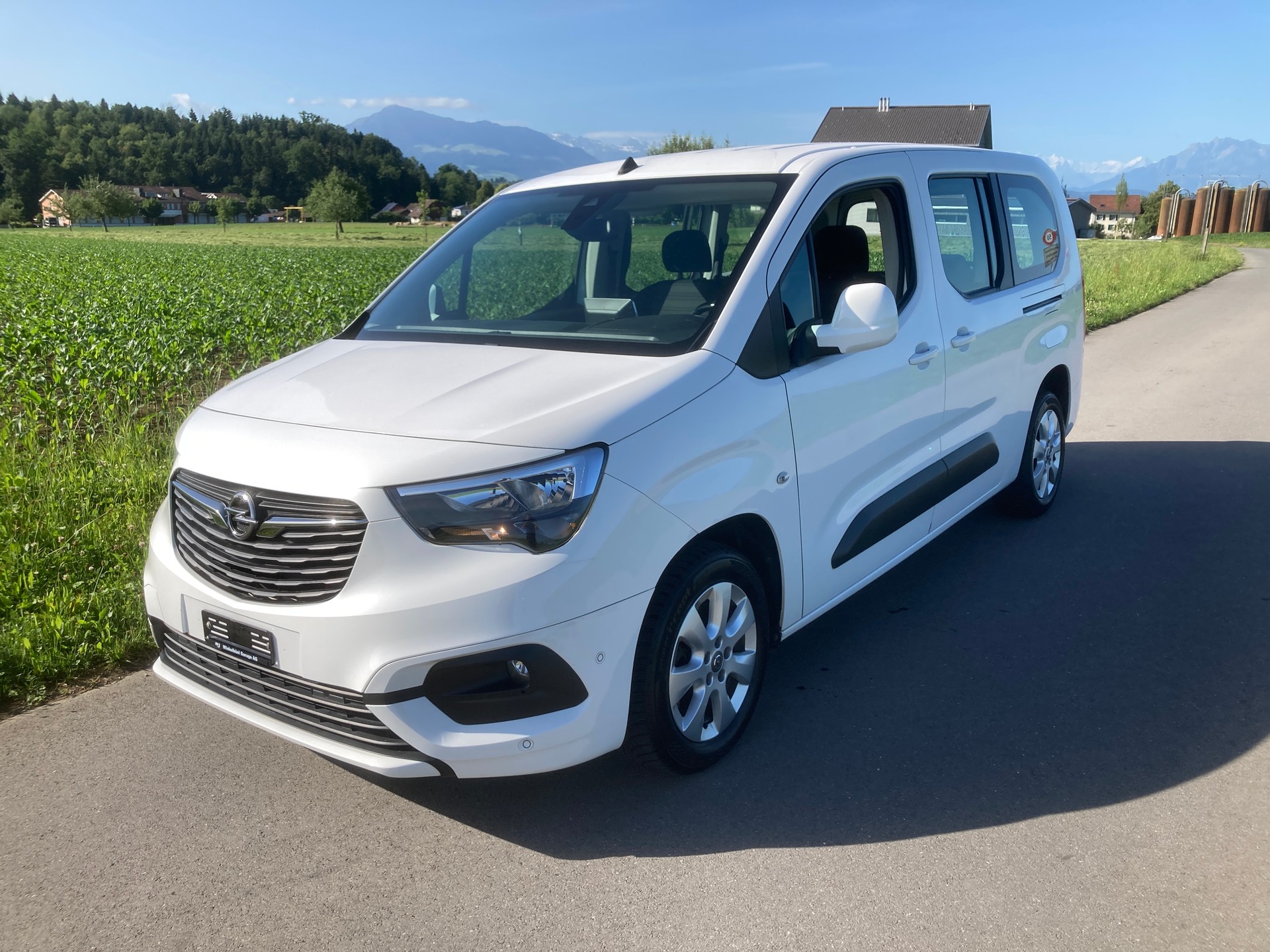 OPEL Combo Life XL 1.2 Enjoy mit Anhängerkupplung-image-0