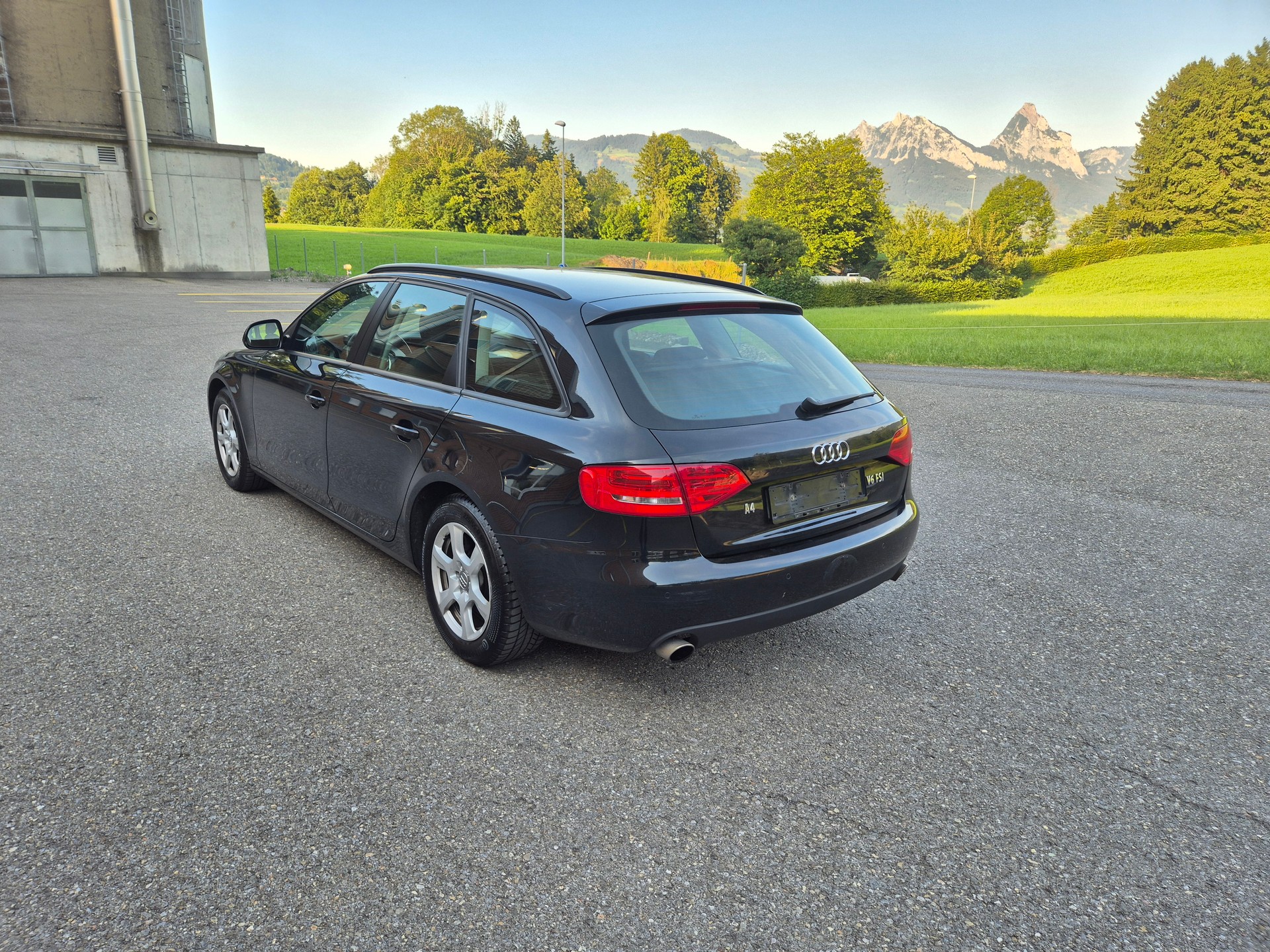 AUDI A4 Avant 3.2 FSI quattro tiptronic-image-2