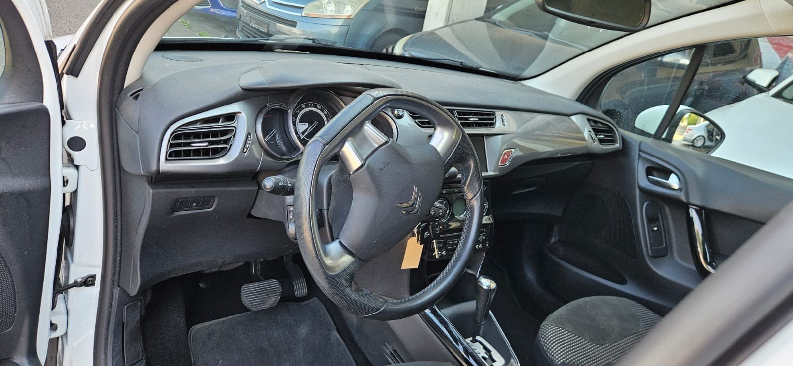 CITROEN C3 1.6i 16V Exclusive Automatic-image-8