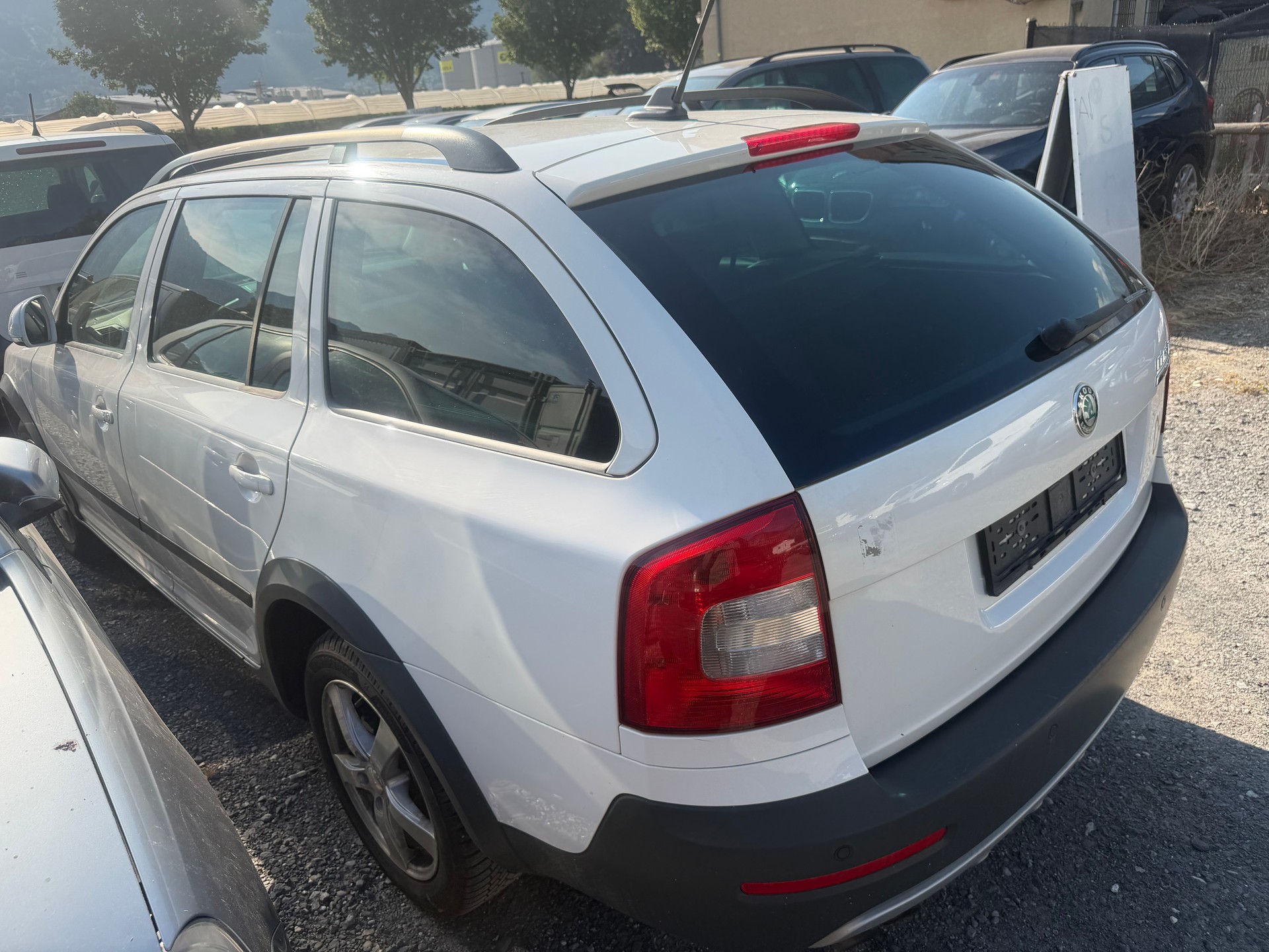 SKODA Octavia Combi 2.0 TDI Scout 4x4-image-3