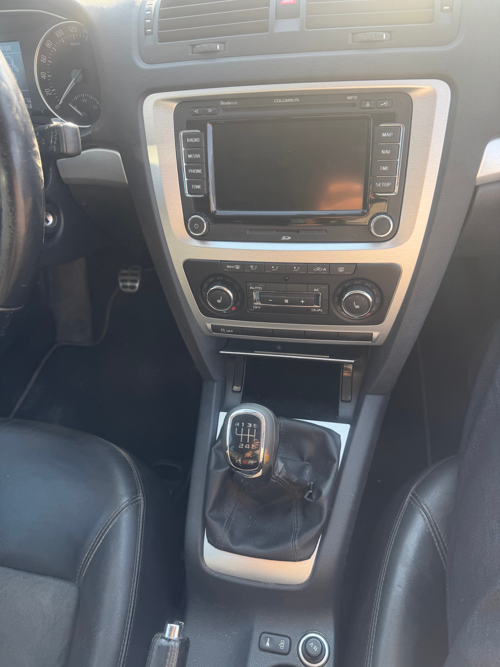 SKODA Octavia Combi 2.0 TDI Scout 4x4-image-5