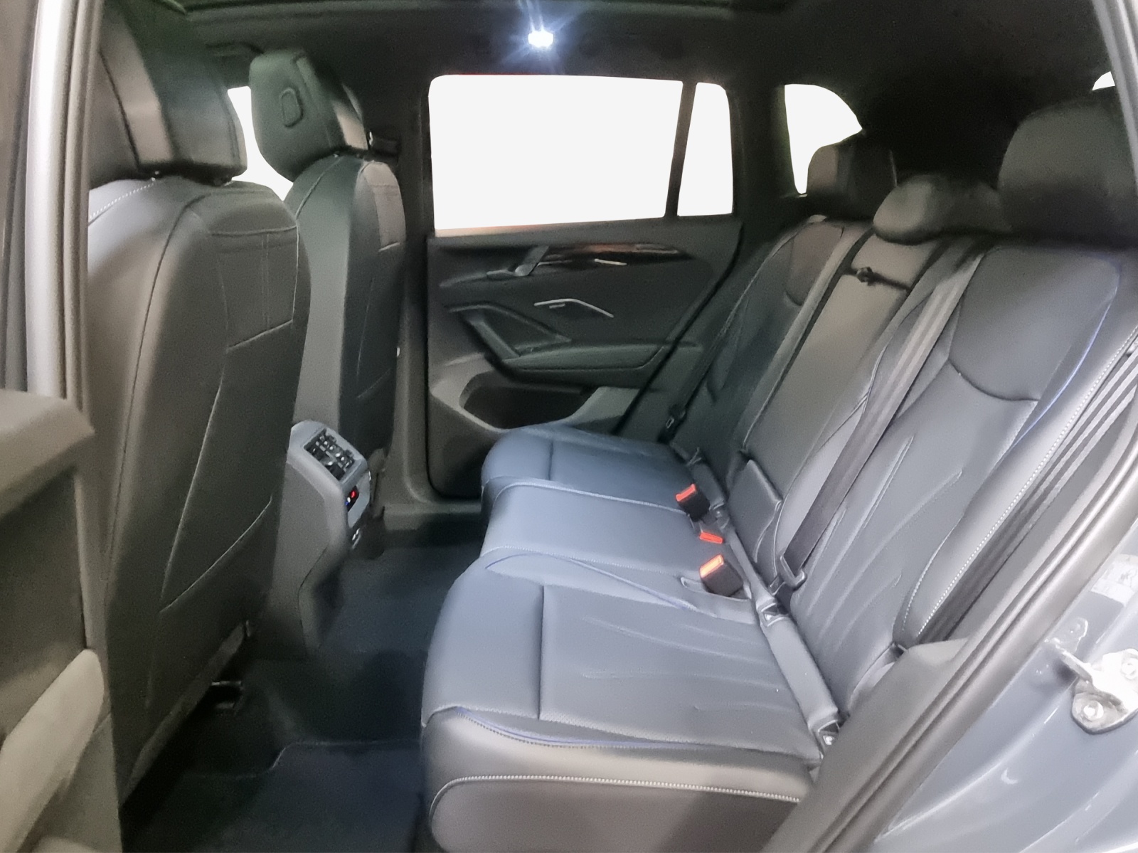 VW Tiguan 2.0 TDI SCR R-Line 4Motion DSG-image-11