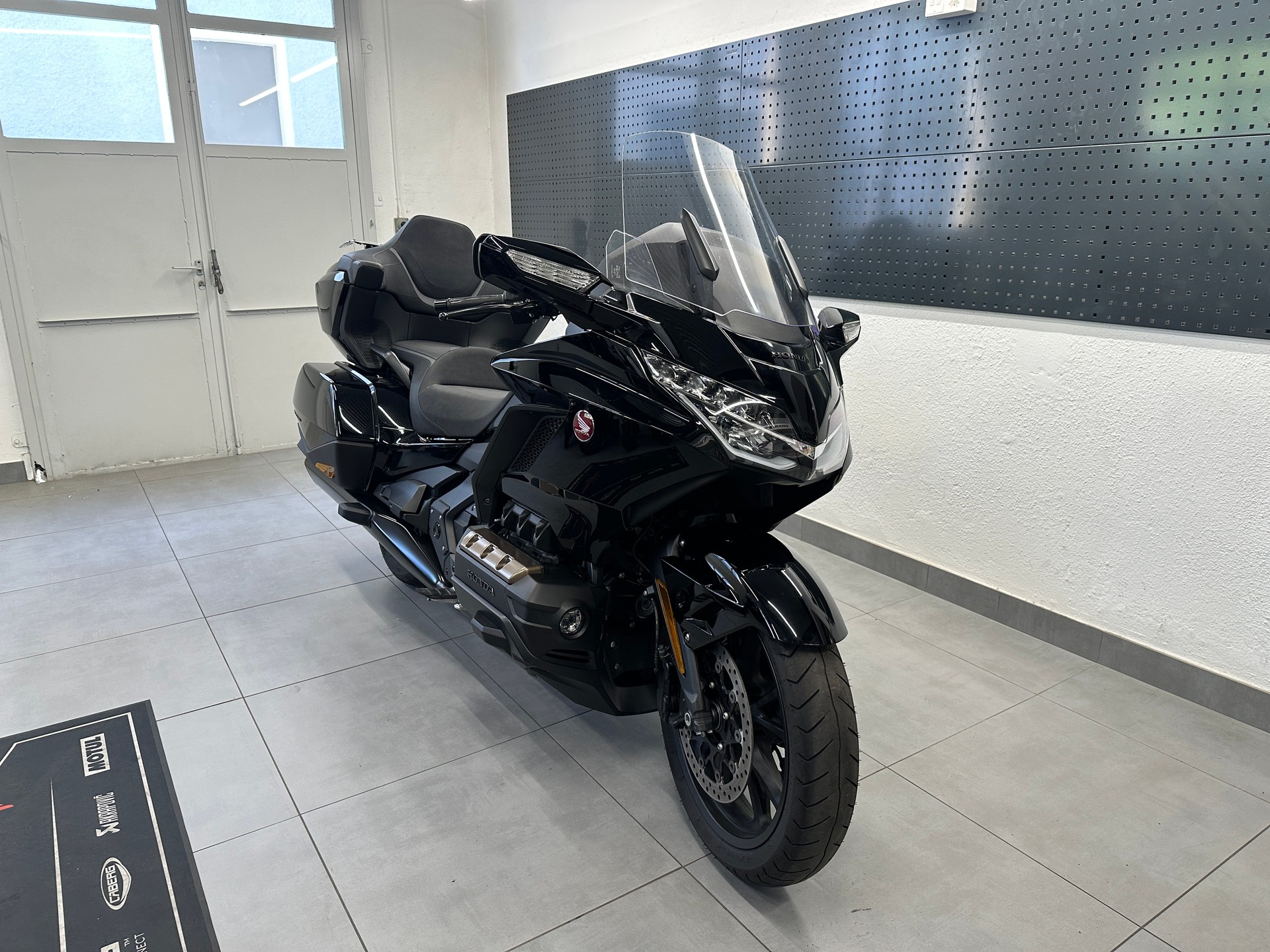 HONDA GL 1800 Gold Wing Tour DCT ABS | Occasion | 25’400 km | Top Zustand-showroom-element-3