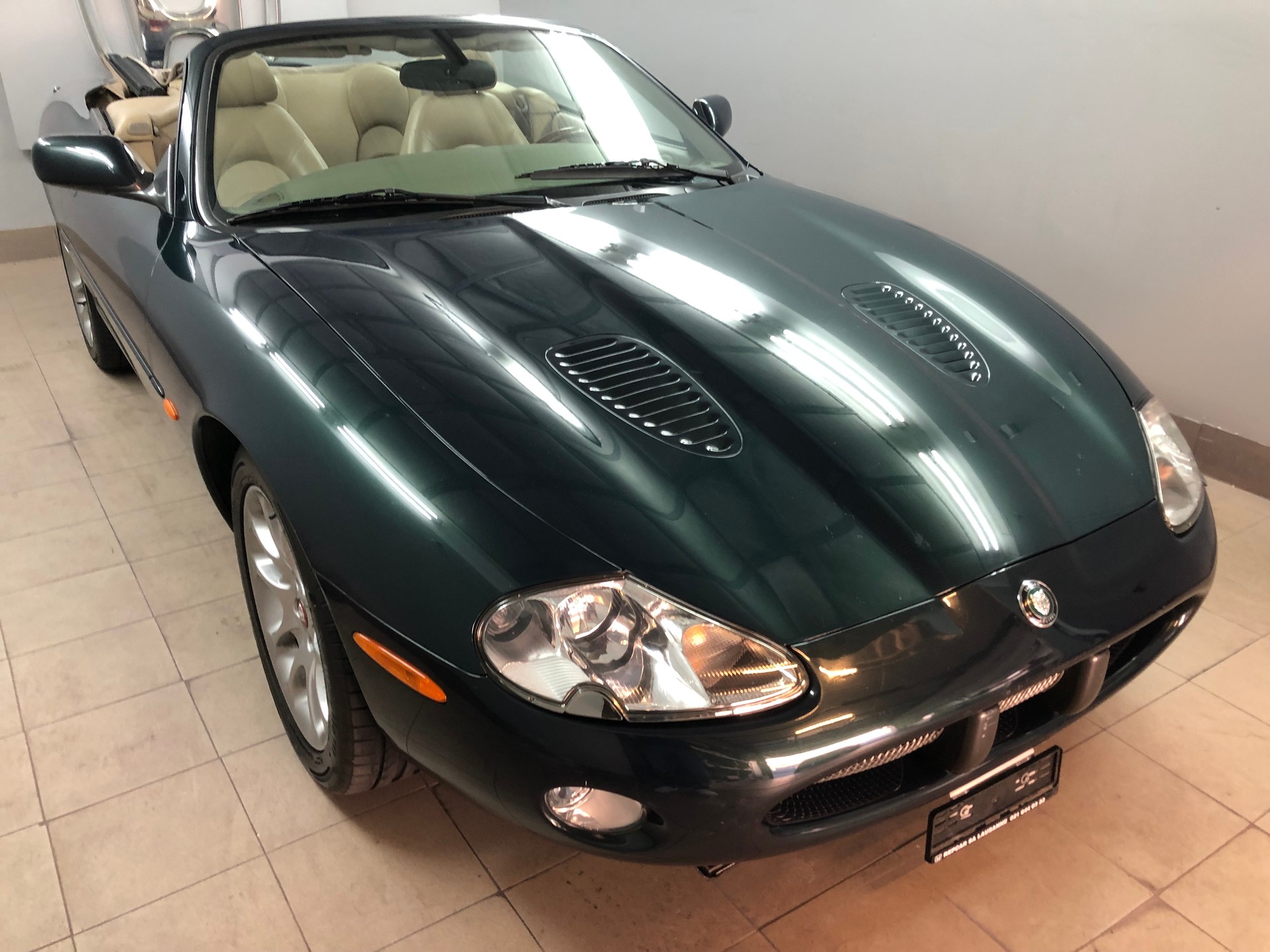 JAGUAR XK8 Convertible-image-2