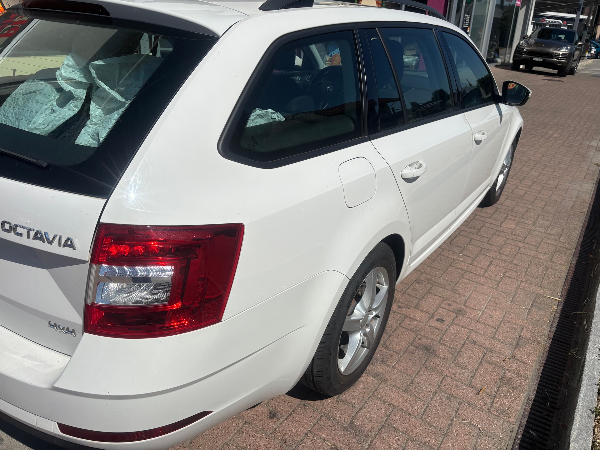 SKODA Octavia Combi 2.0 TDI Ambition 4x4 DSG-image-4