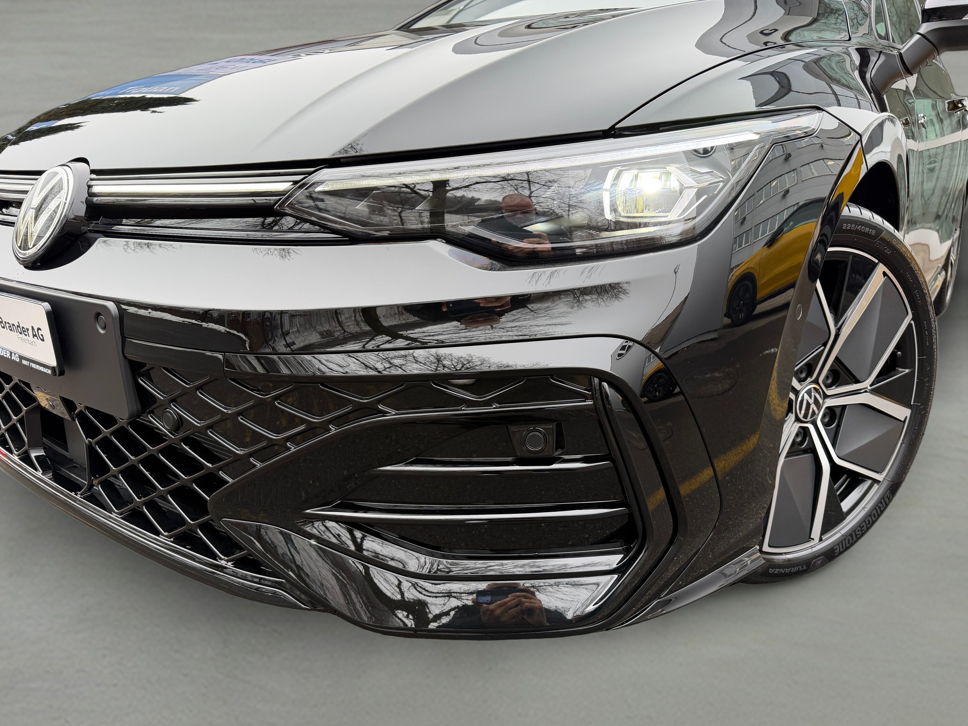 VW Golf 2.0 TSI R-Line DSG 4 Motion-image-2