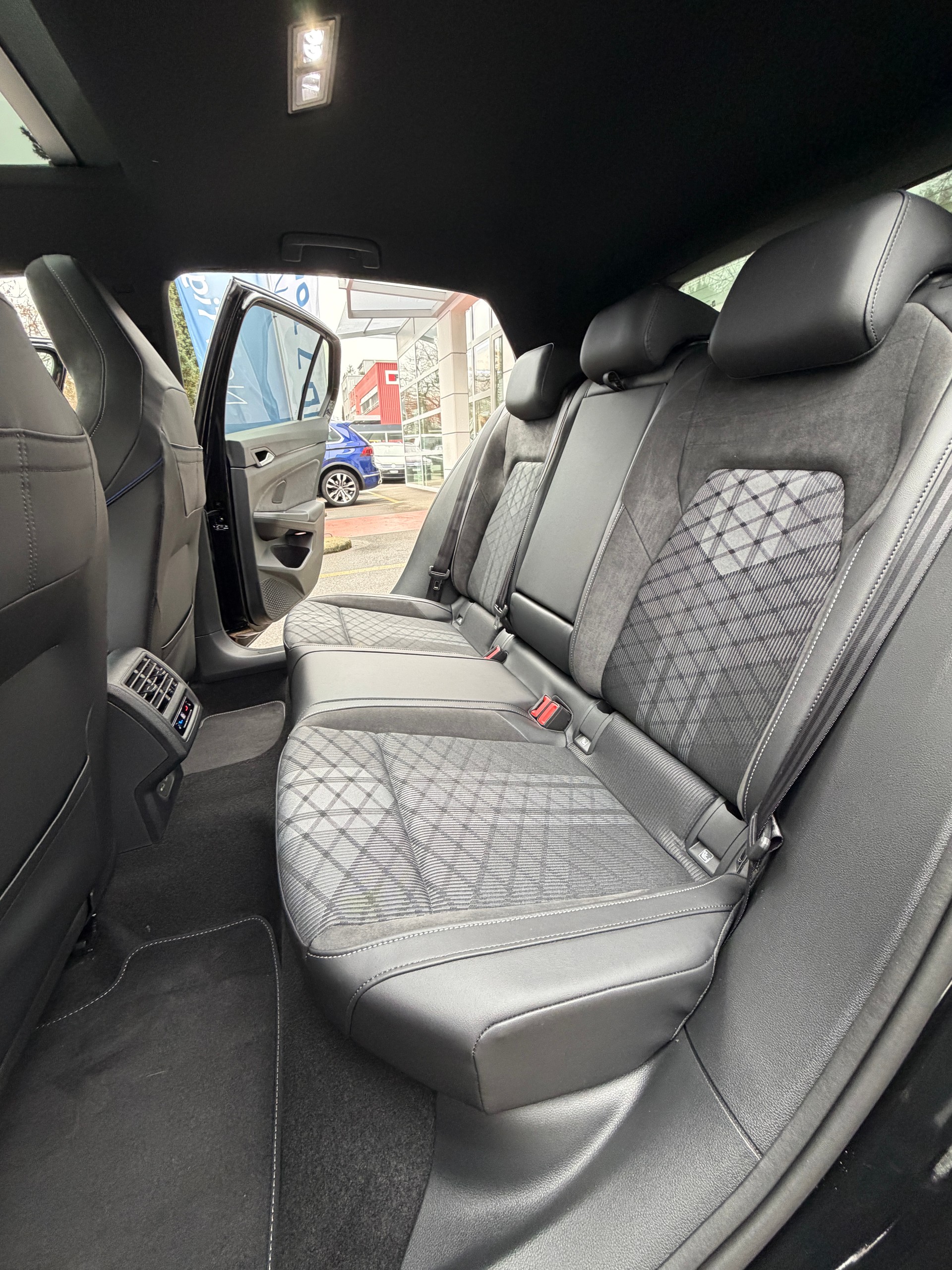 VW Golf 2.0 TSI R-Line DSG 4 Motion-image-12