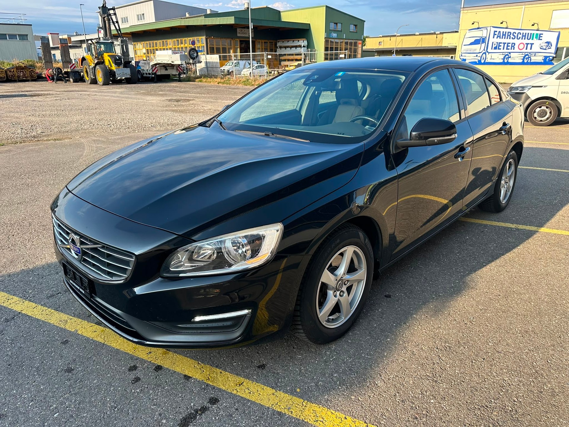 VOLVO S60 D2 Momentum-image-1