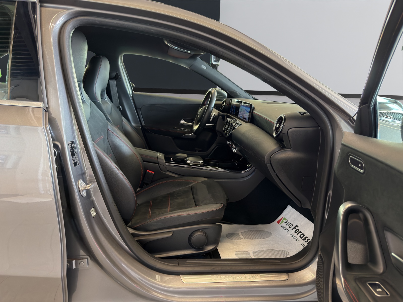 MERCEDES-BENZ A 220 AMG Line 7G-DCT 4Matic-image-17