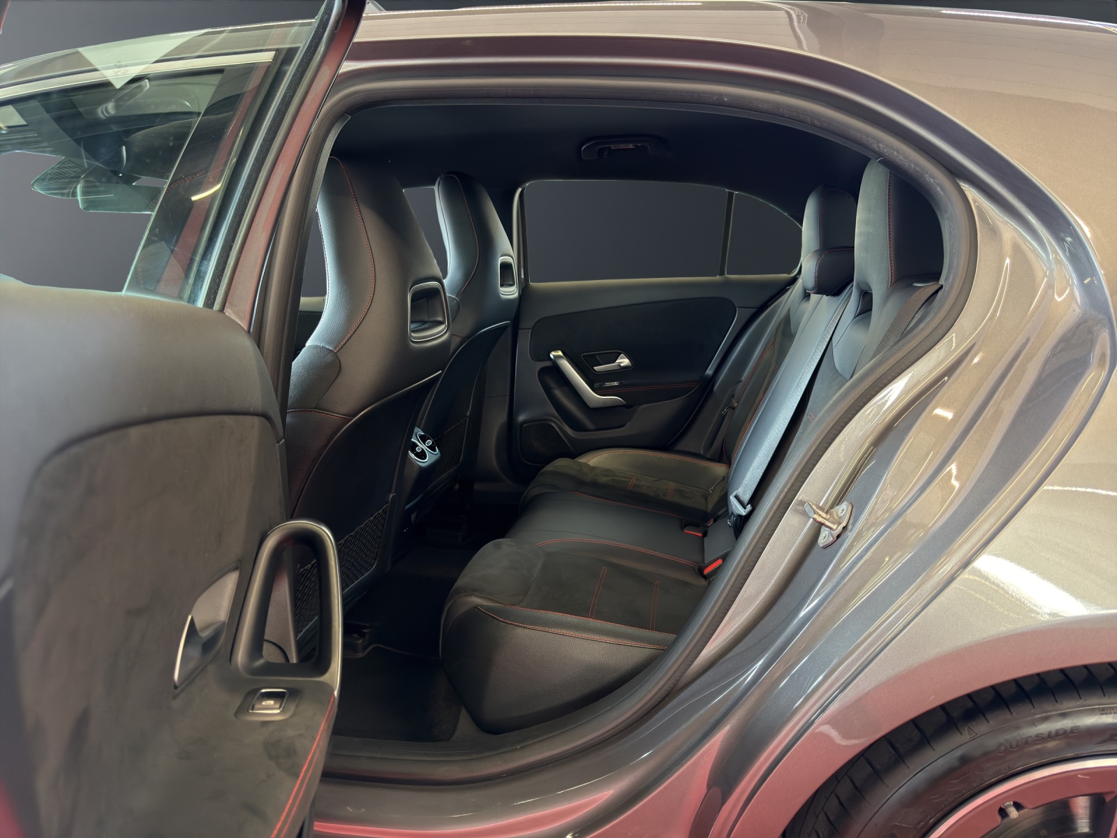 MERCEDES-BENZ A 220 AMG Line 7G-DCT 4Matic-image-13