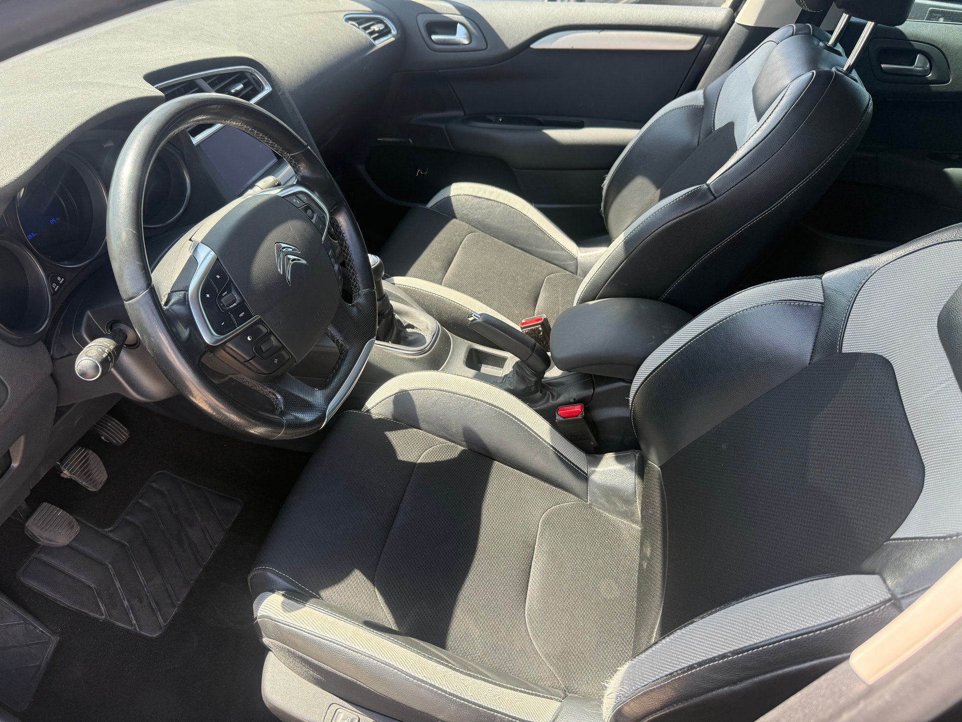 CITROEN C4 Berline 1.6 i-image-7