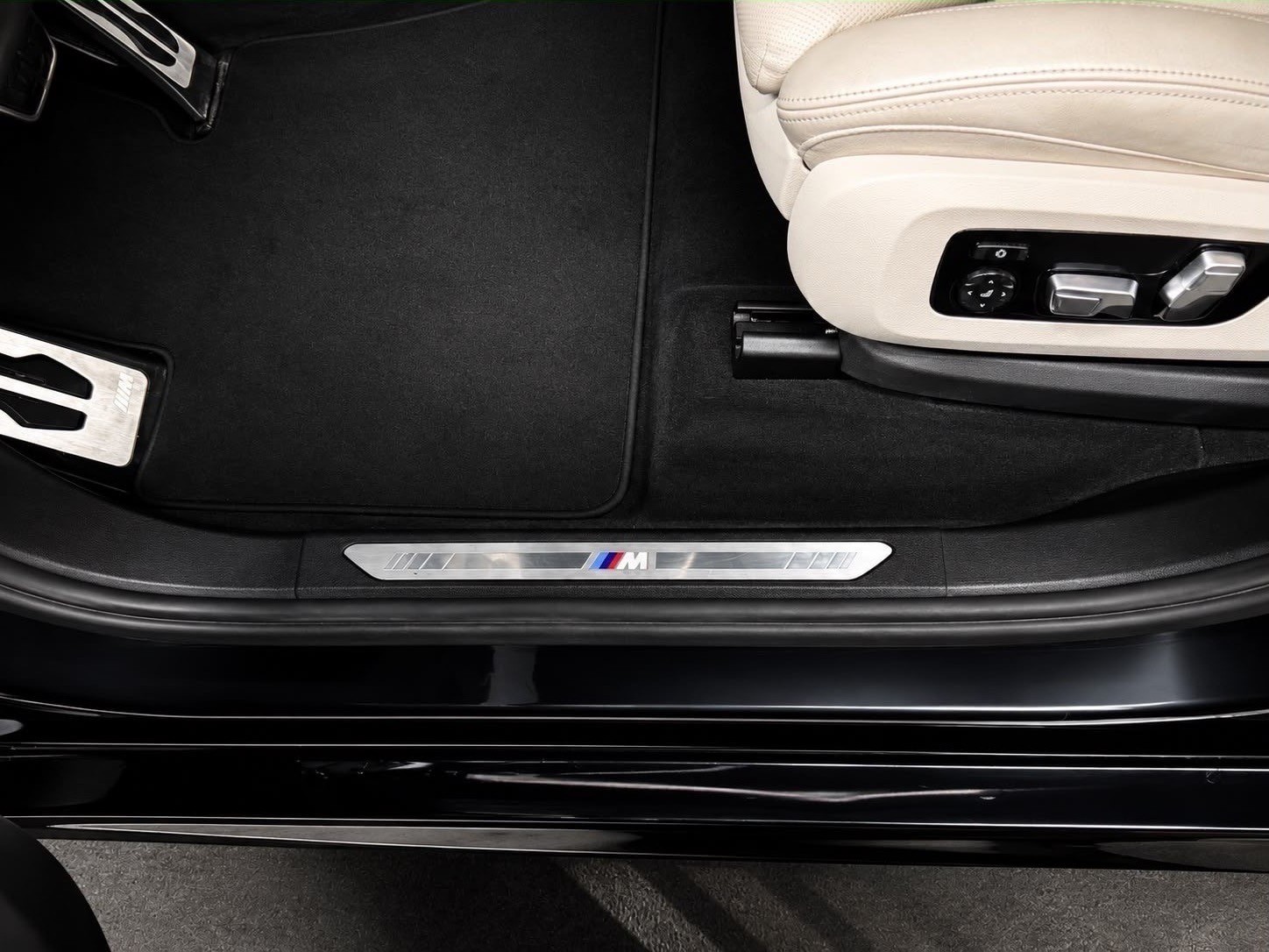 BMW X7 xDrive 30d Steptronic M- Sport / 6 Plätze / Sky Panorama / Laser Licht / back Screen / First Class Paket / AHG Etc..-image-18