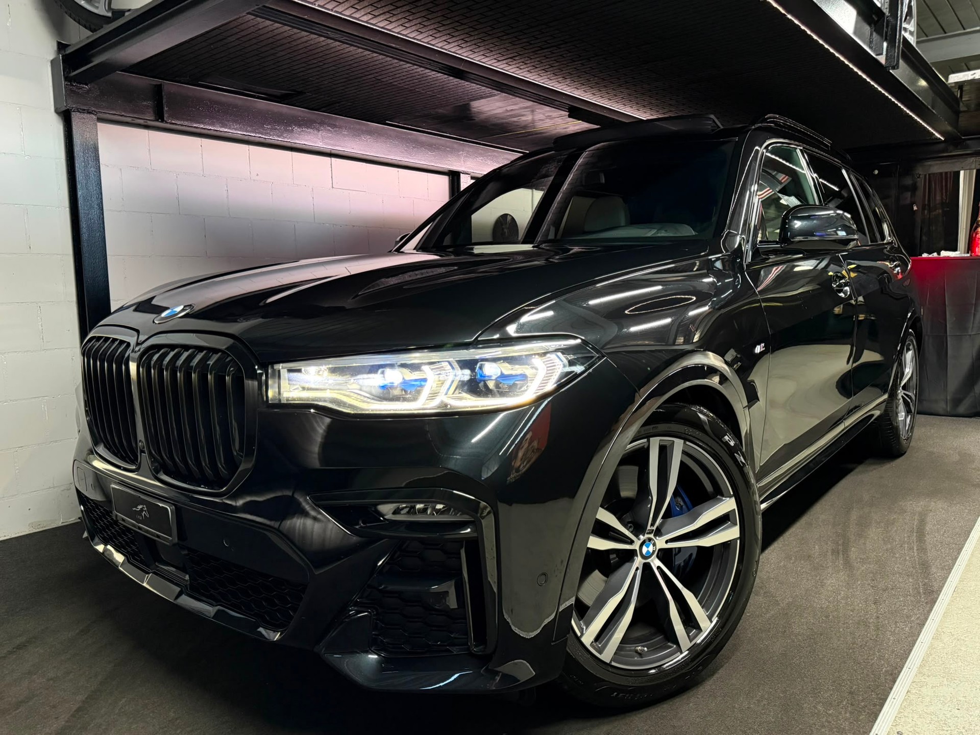 BMW X7 xDrive 30d Steptronic M- Sport / 6 Plätze / Sky Panorama / Laser Licht / back Screen / First Class Paket / AHG Etc..-image-1