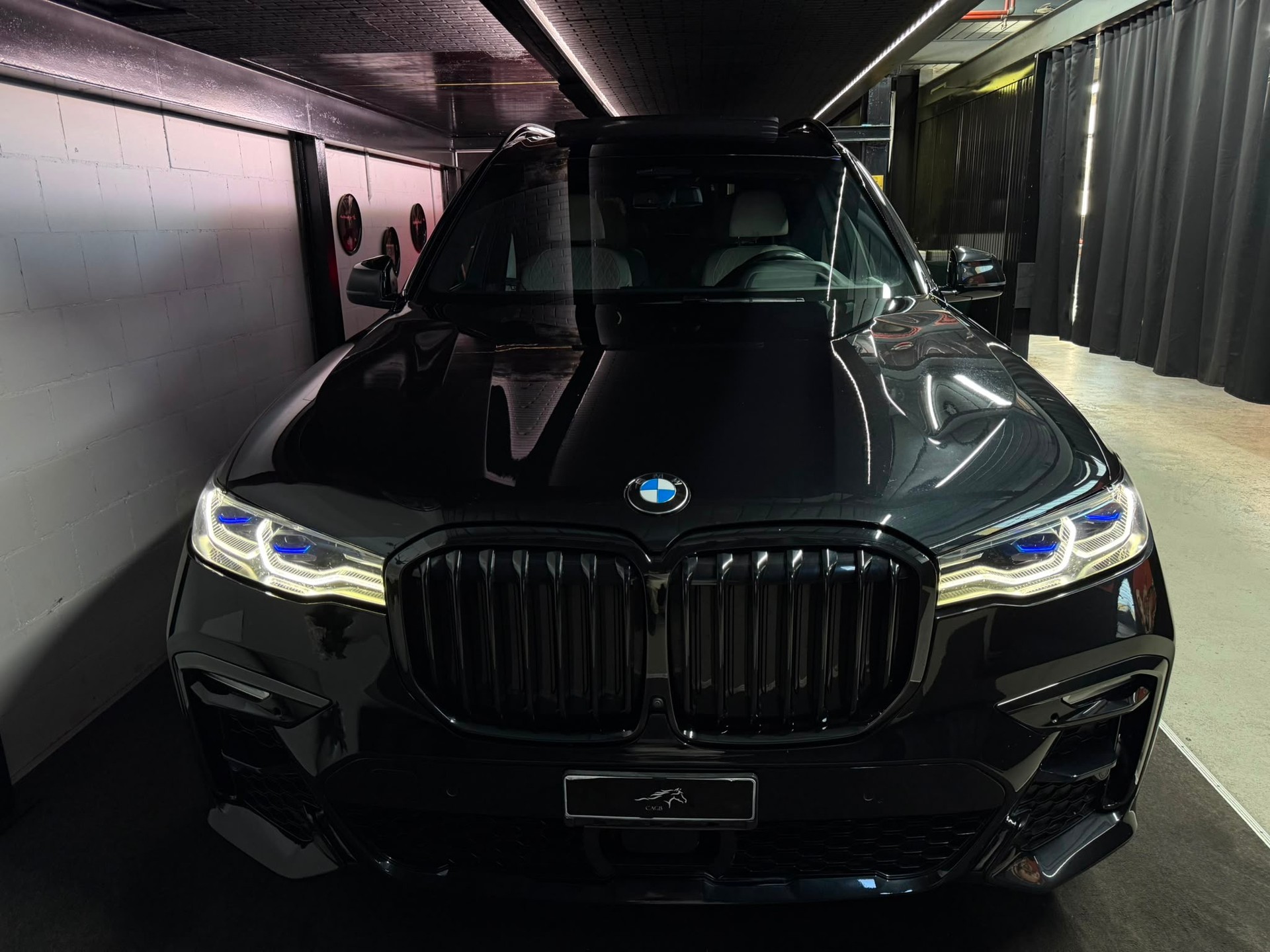 BMW X7 xDrive 30d Steptronic M- Sport / 6 Plätze / Sky Panorama / Laser Licht / back Screen / First Class Paket / AHG Etc..-image-3