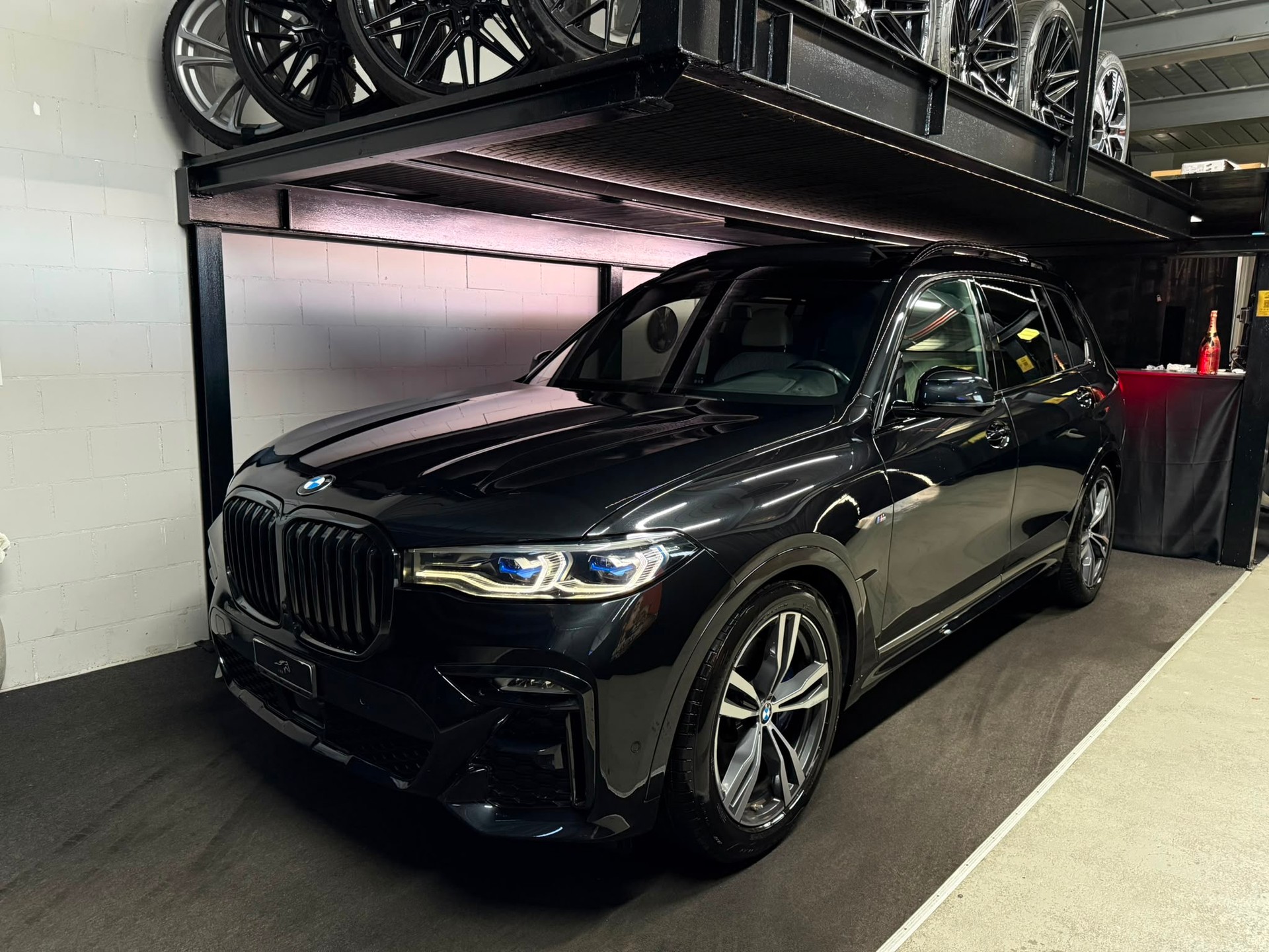 BMW X7 xDrive 30d Steptronic M- Sport / 6 Plätze / Sky Panorama / Laser Licht / back Screen / First Class Paket / AHG Etc..-image-0