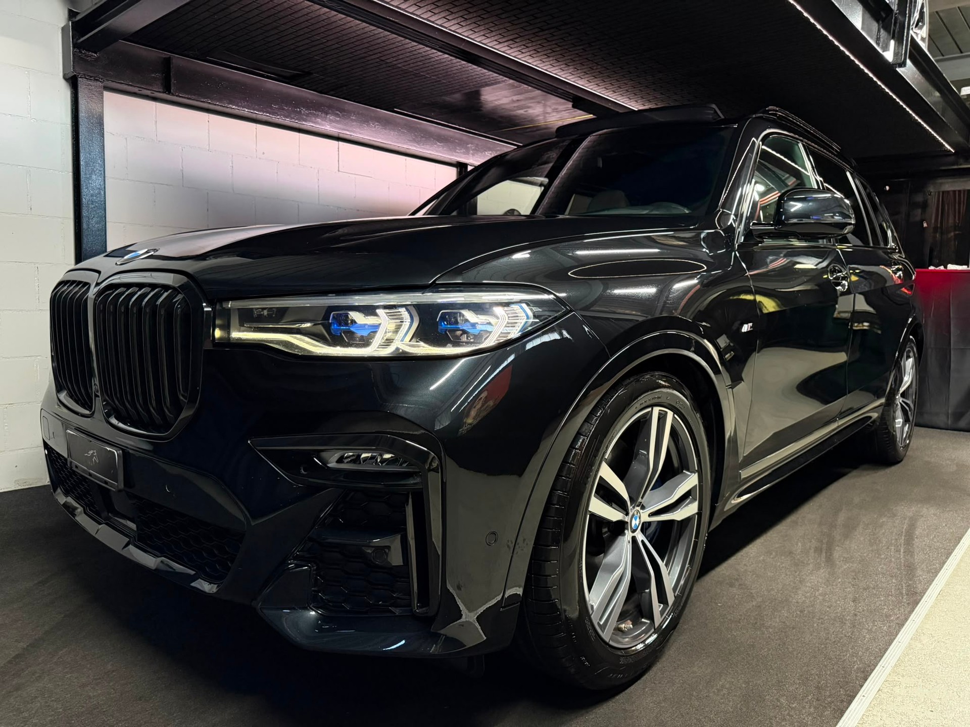 BMW X7 xDrive 30d Steptronic M- Sport / 6 Plätze / Sky Panorama / Laser Licht / back Screen / First Class Paket / AHG Etc..-image-2