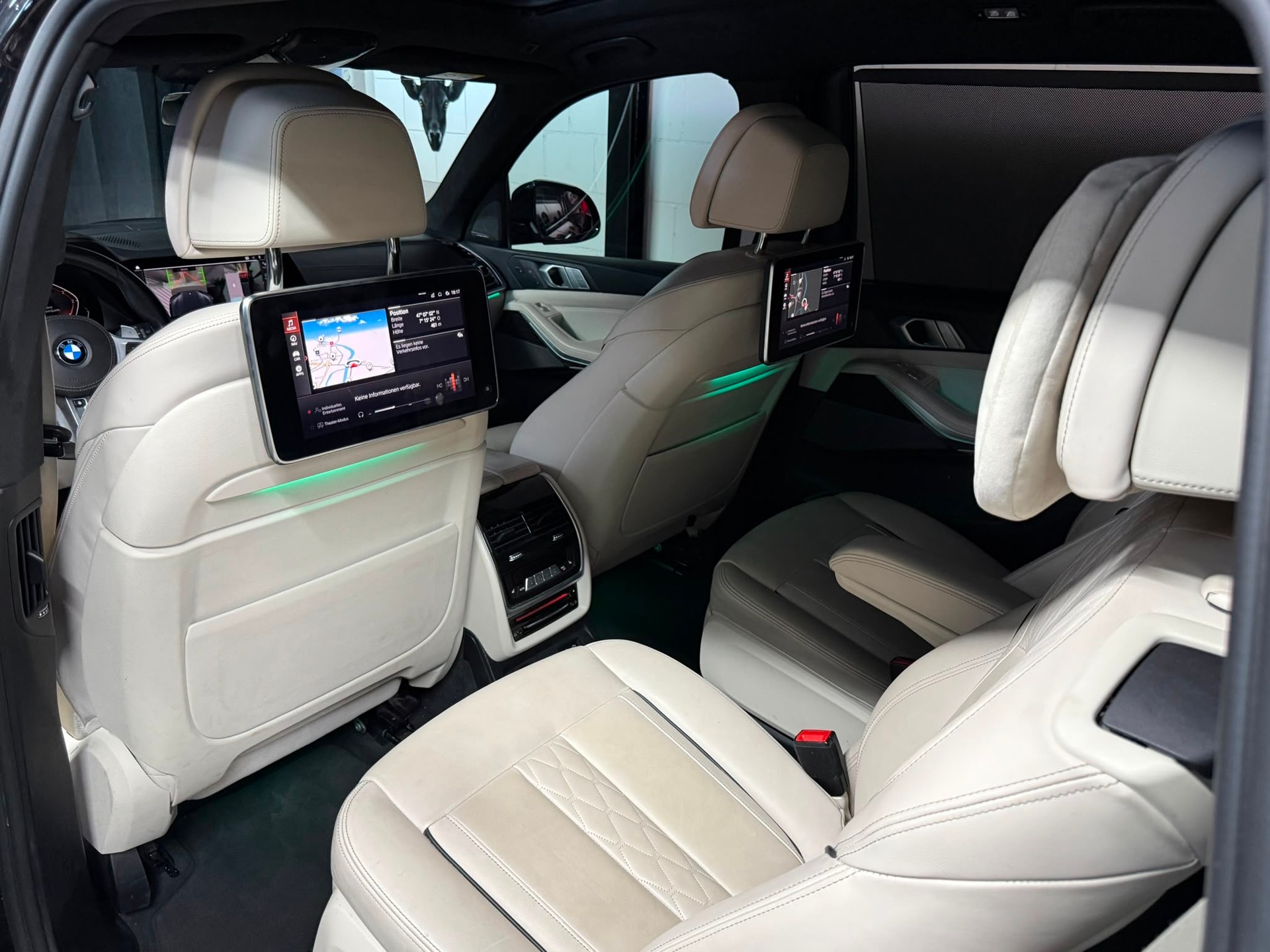 BMW X7 xDrive 30d Steptronic M- Sport / 6 Plätze / Sky Panorama / Laser Licht / back Screen / First Class Paket / AHG Etc..-image-16