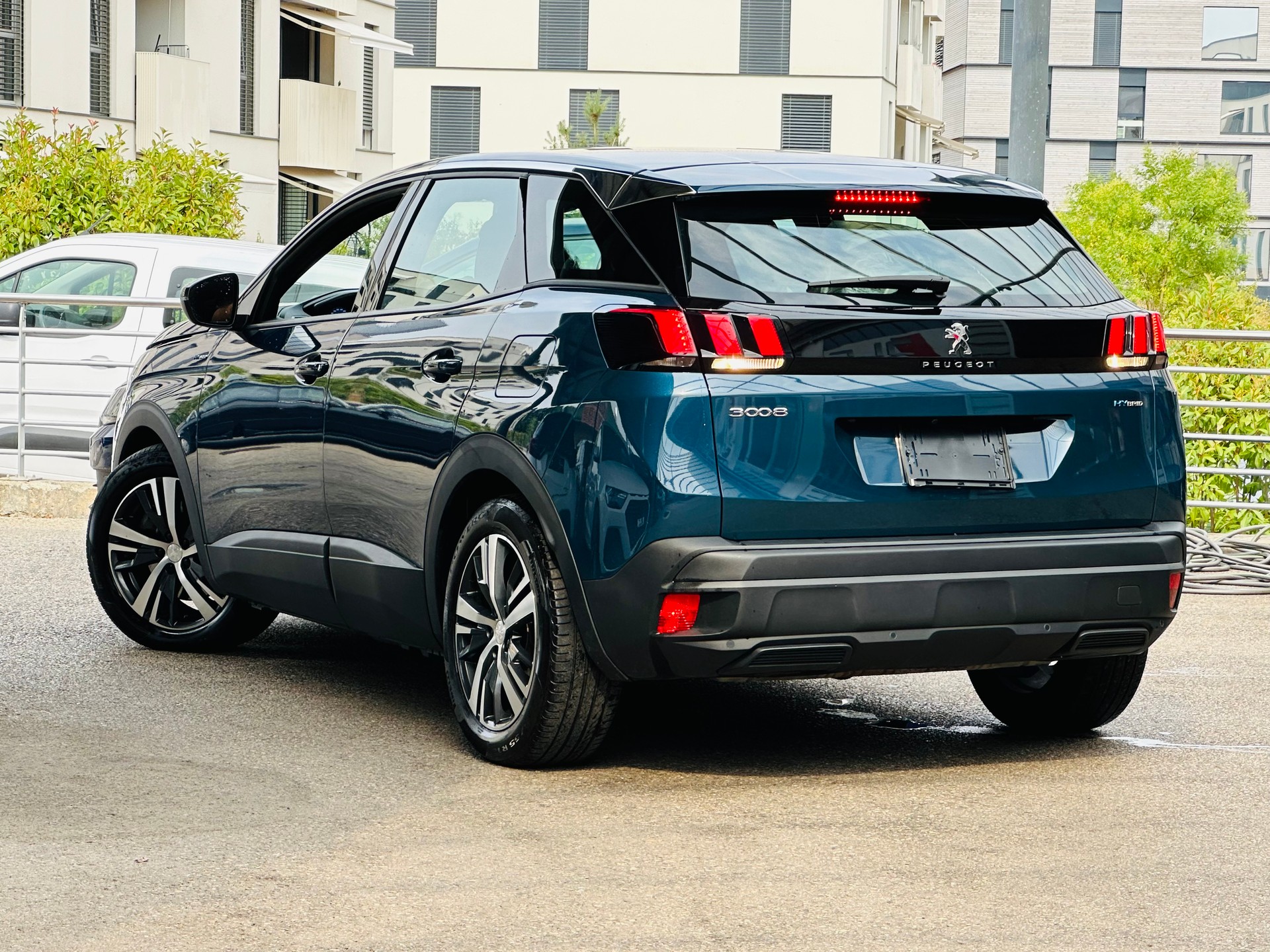 PEUGEOT 3008 180e Hybrid2 Allure Pack EAT8-image-9