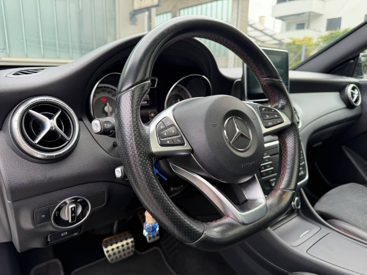 MERCEDES-BENZ CLA 180 AMG Line-image-7