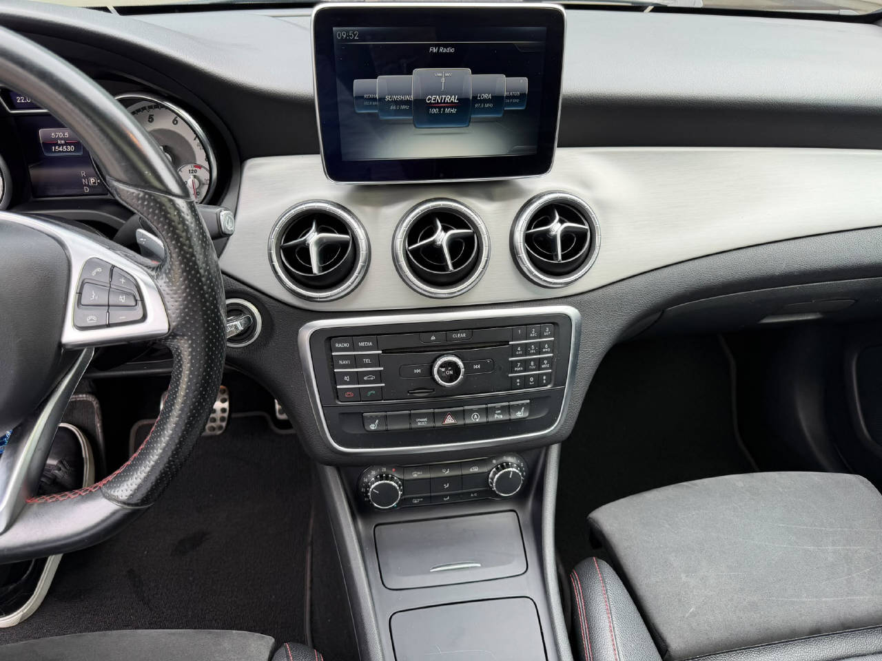 MERCEDES-BENZ CLA 180 AMG Line-image-6