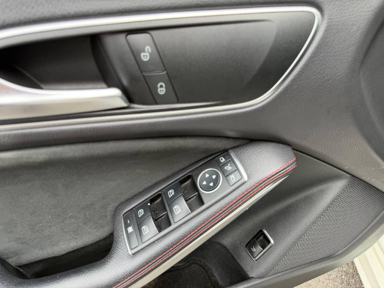 MERCEDES-BENZ CLA 180 AMG Line-image-10