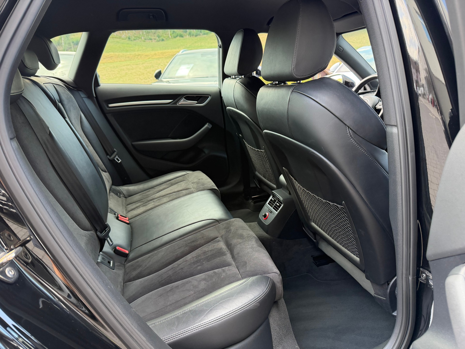 AUDI A3 Sportback 2.0 TDI Ambition quattro S-tronic-image-11