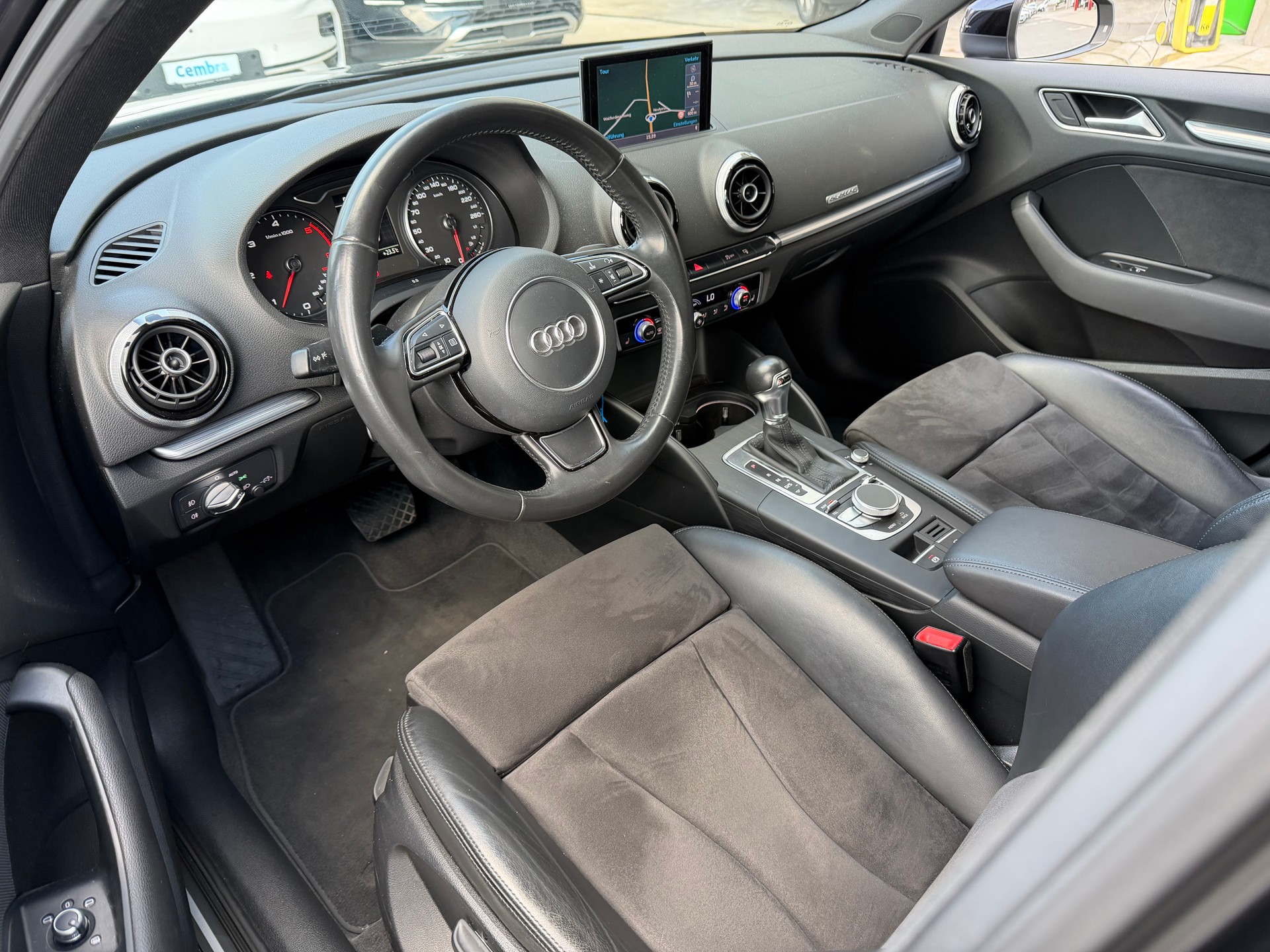 AUDI A3 Sportback 2.0 TDI Ambition quattro S-tronic-image-8