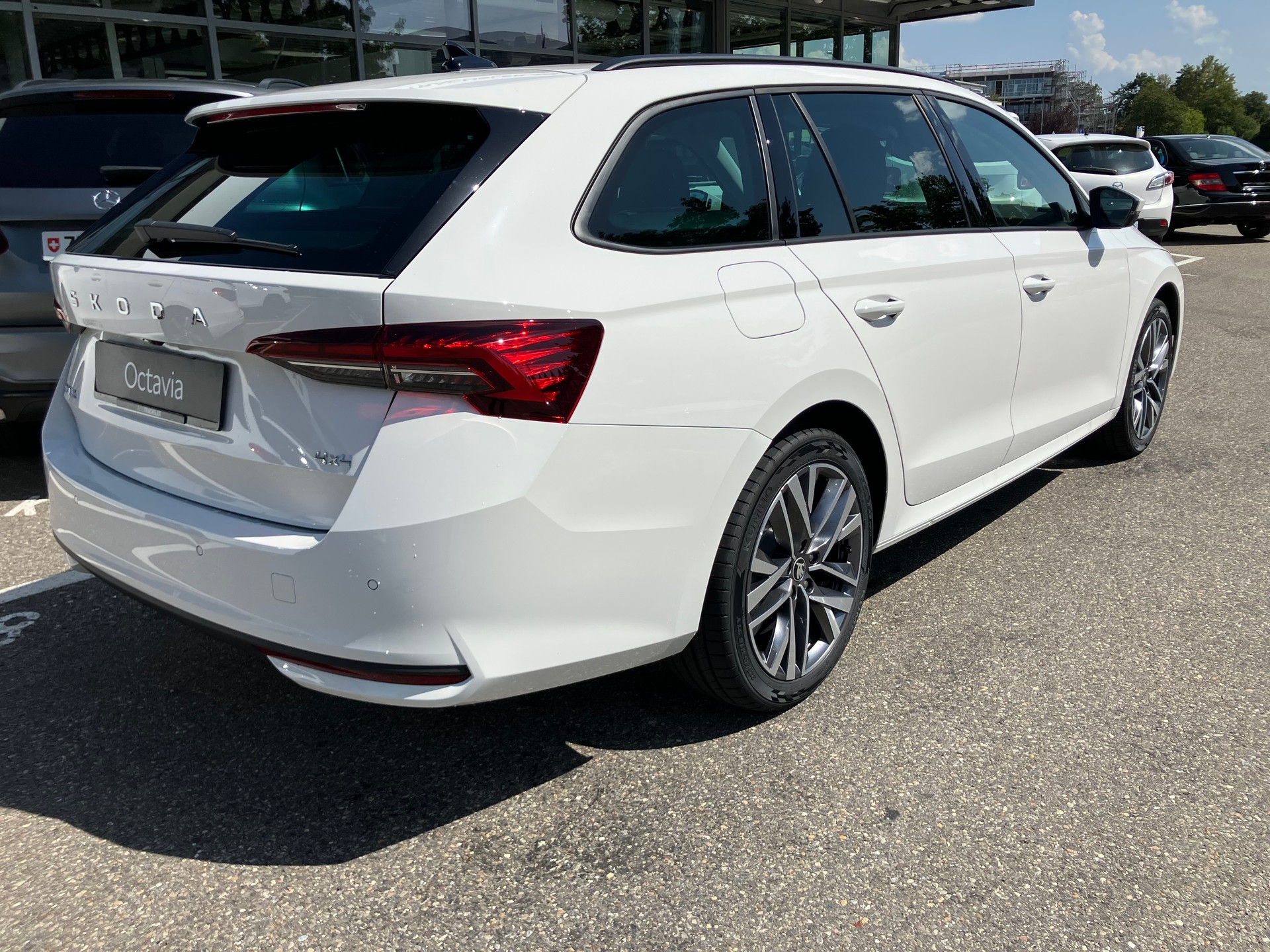 SKODA Octavia Combi 2.0 TSI DSG Selection 4x4-image-3