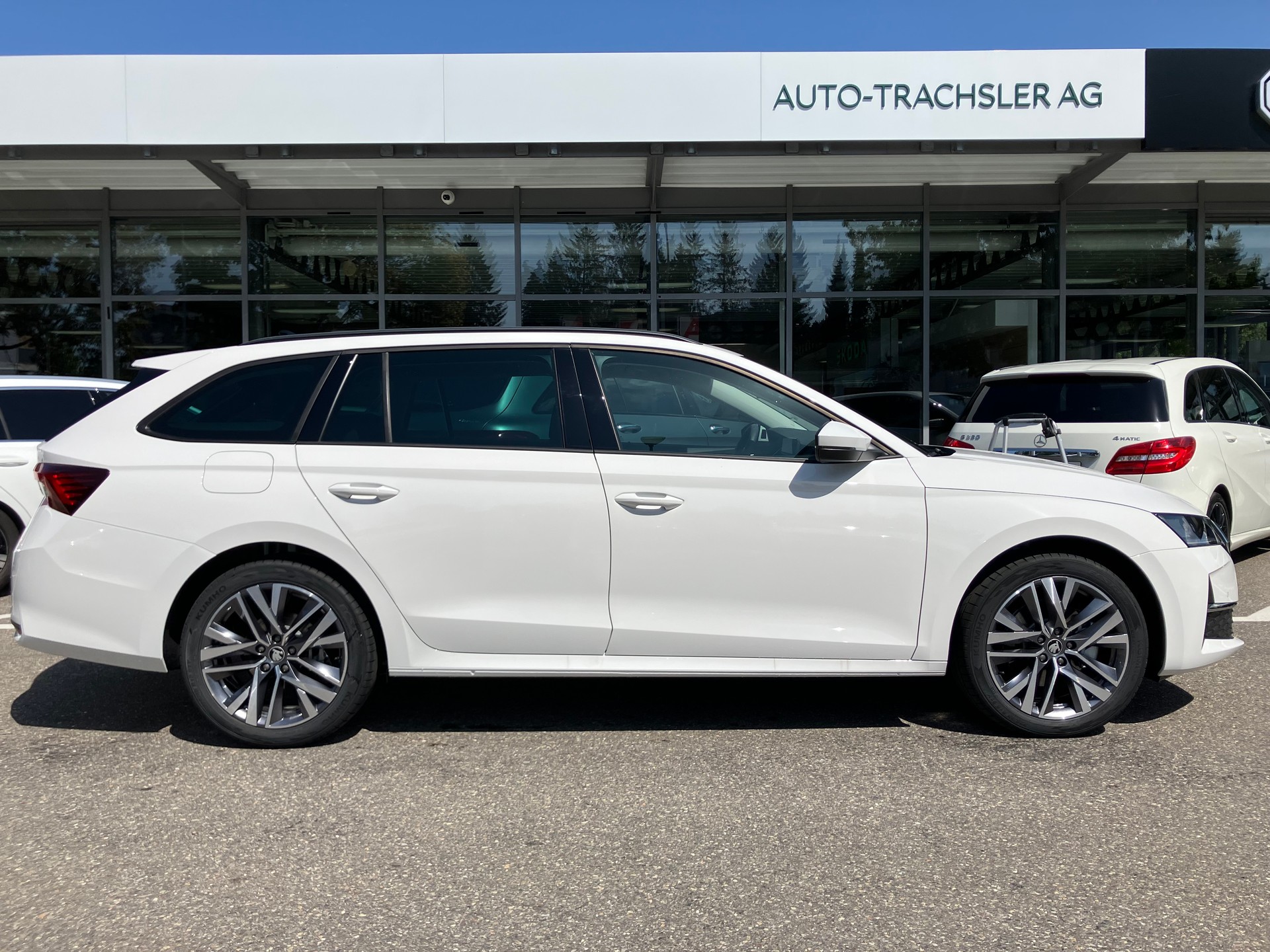 SKODA Octavia Combi 2.0 TSI DSG Selection 4x4-image-0